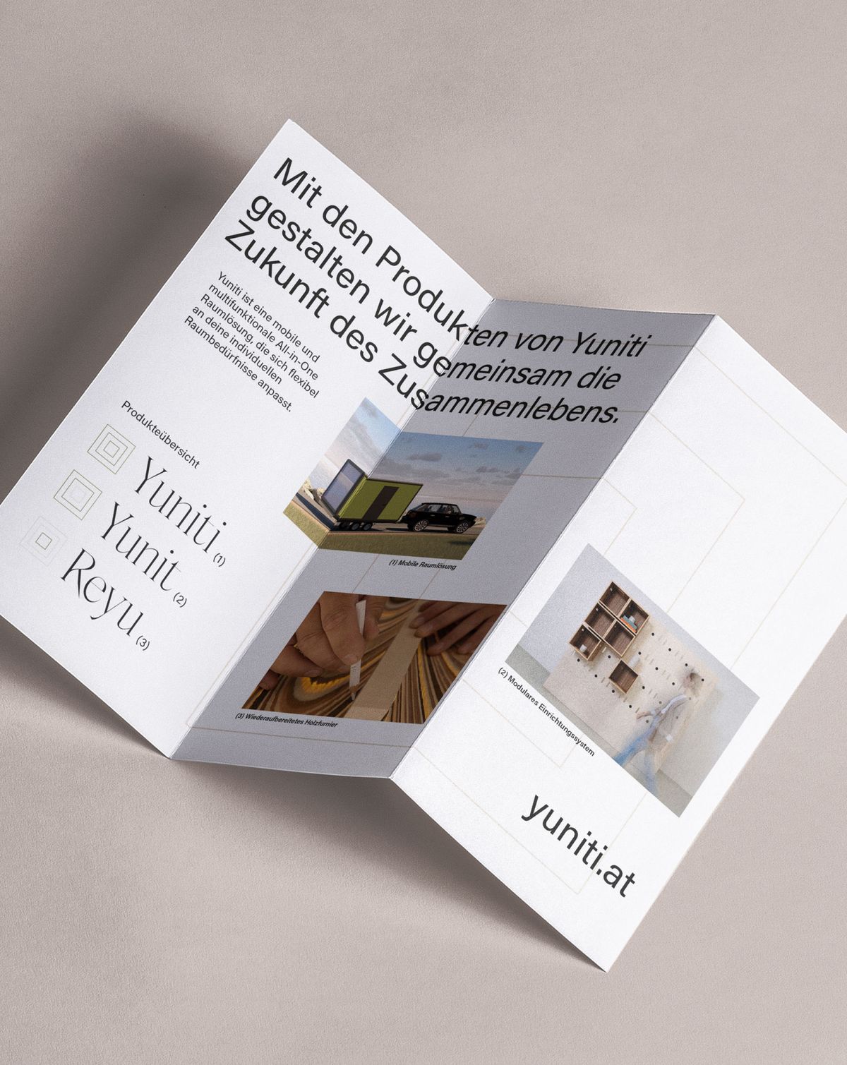 Gedruckte Broschüre mit Farb- und Materialdetails