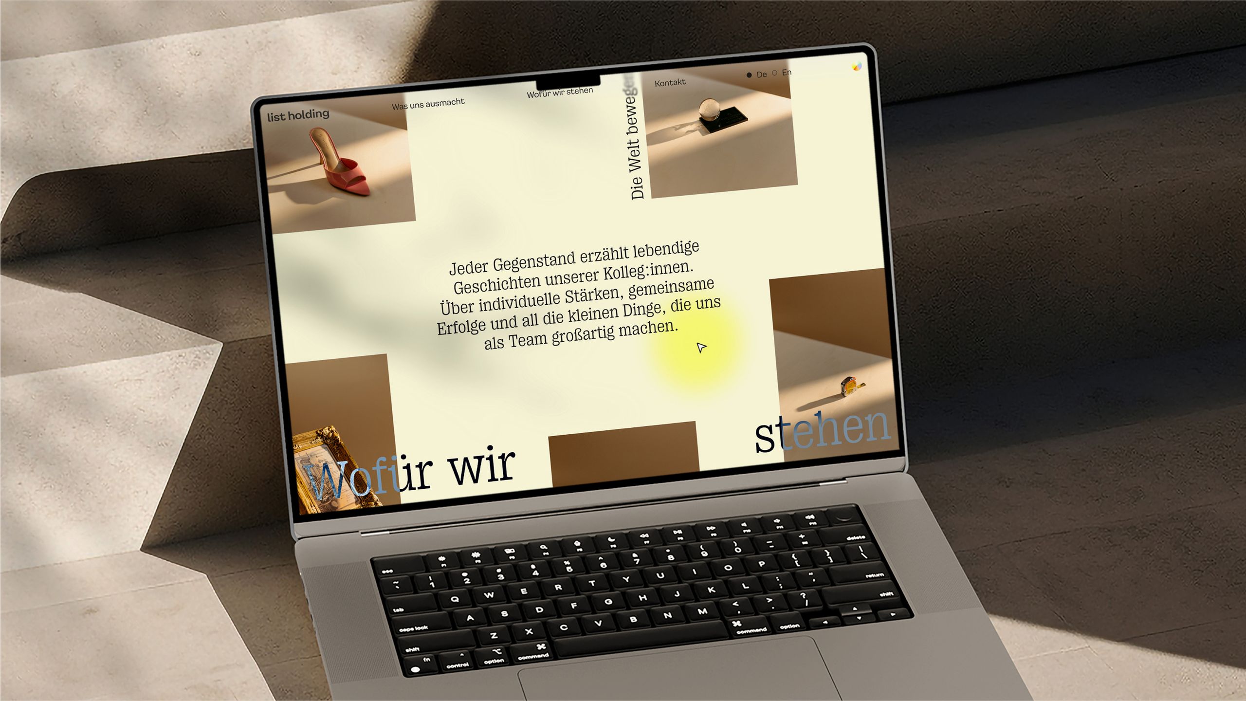 Laptop zeigt Website-Startseite mit Navigationsbereich