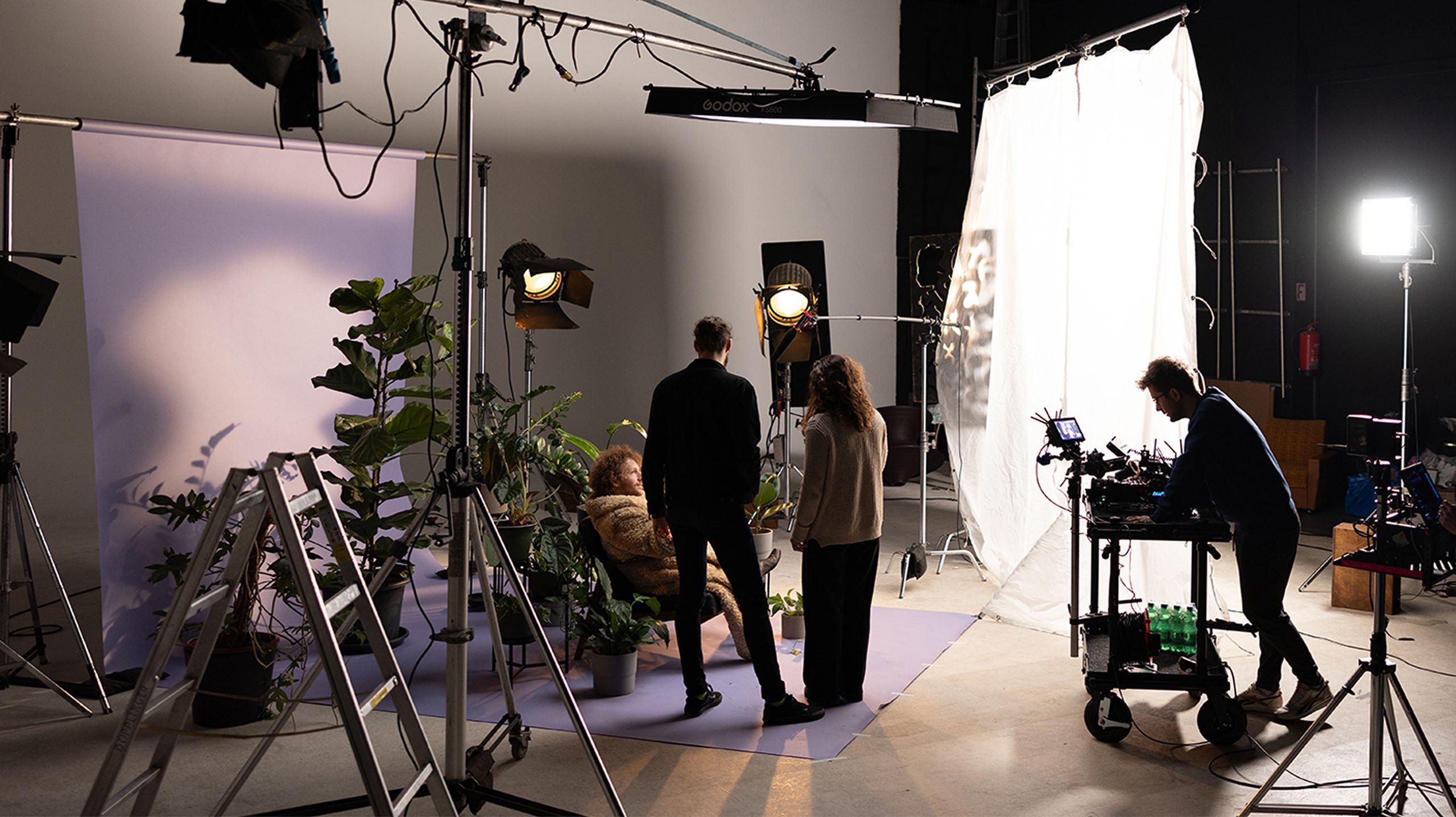 Filmteam arbeitet an Set mit Beleuchtung