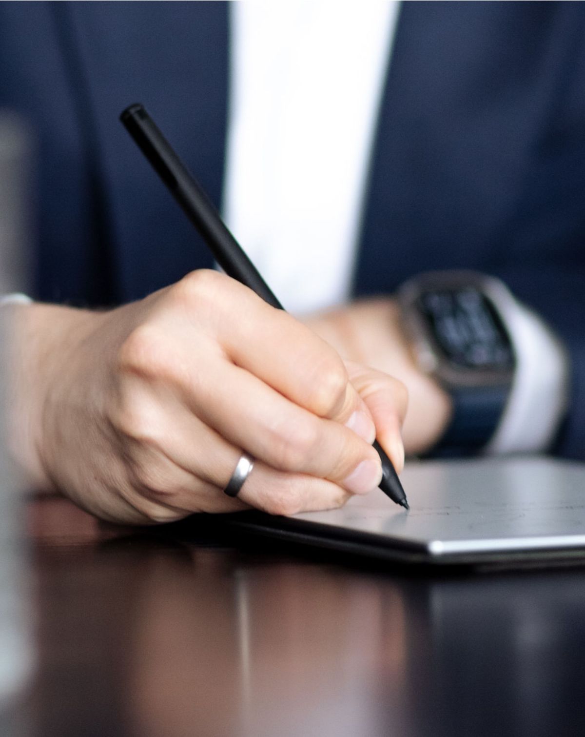 Hände schreiben mit Stift