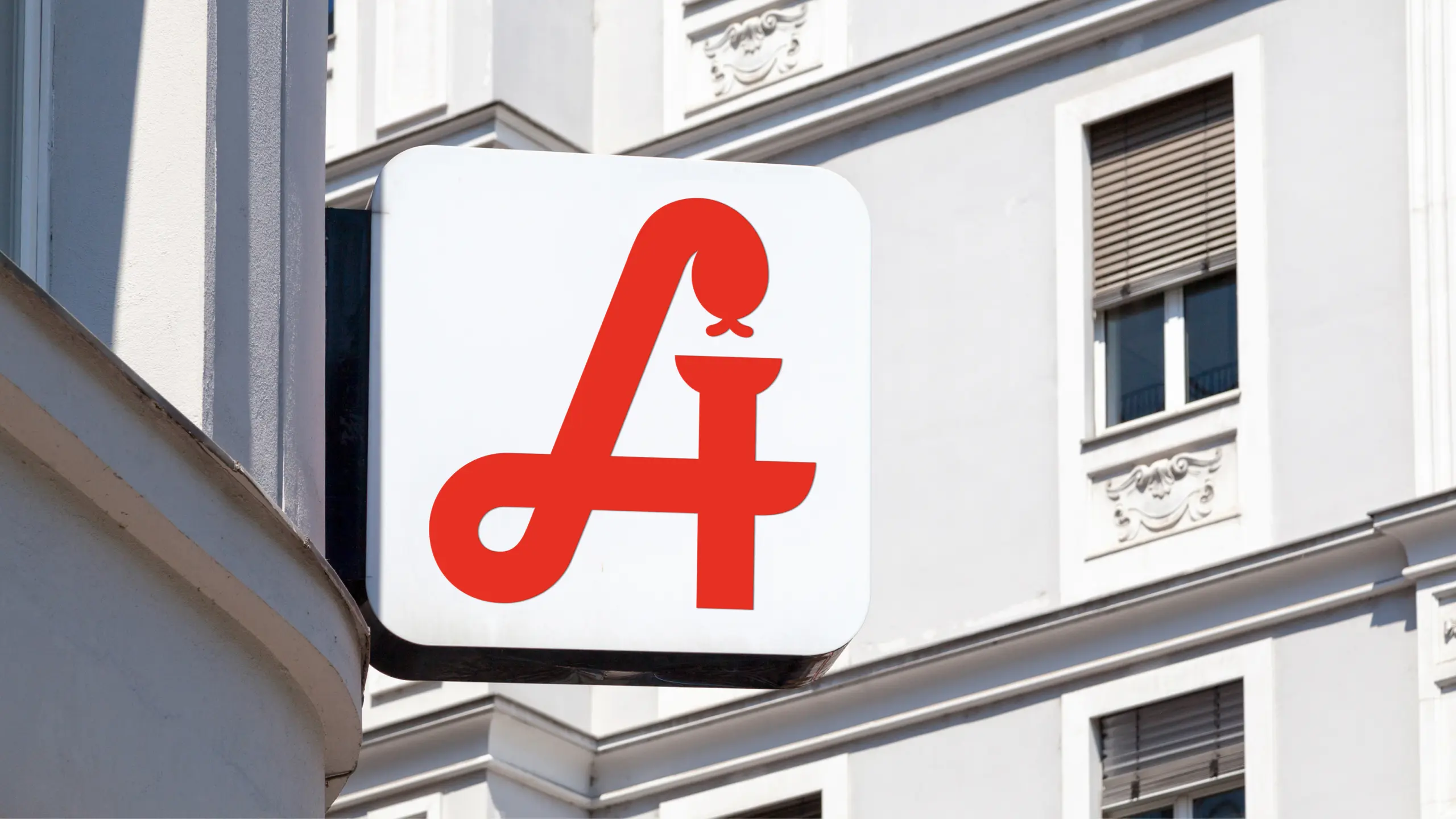 apotheken schild fassade mit logo