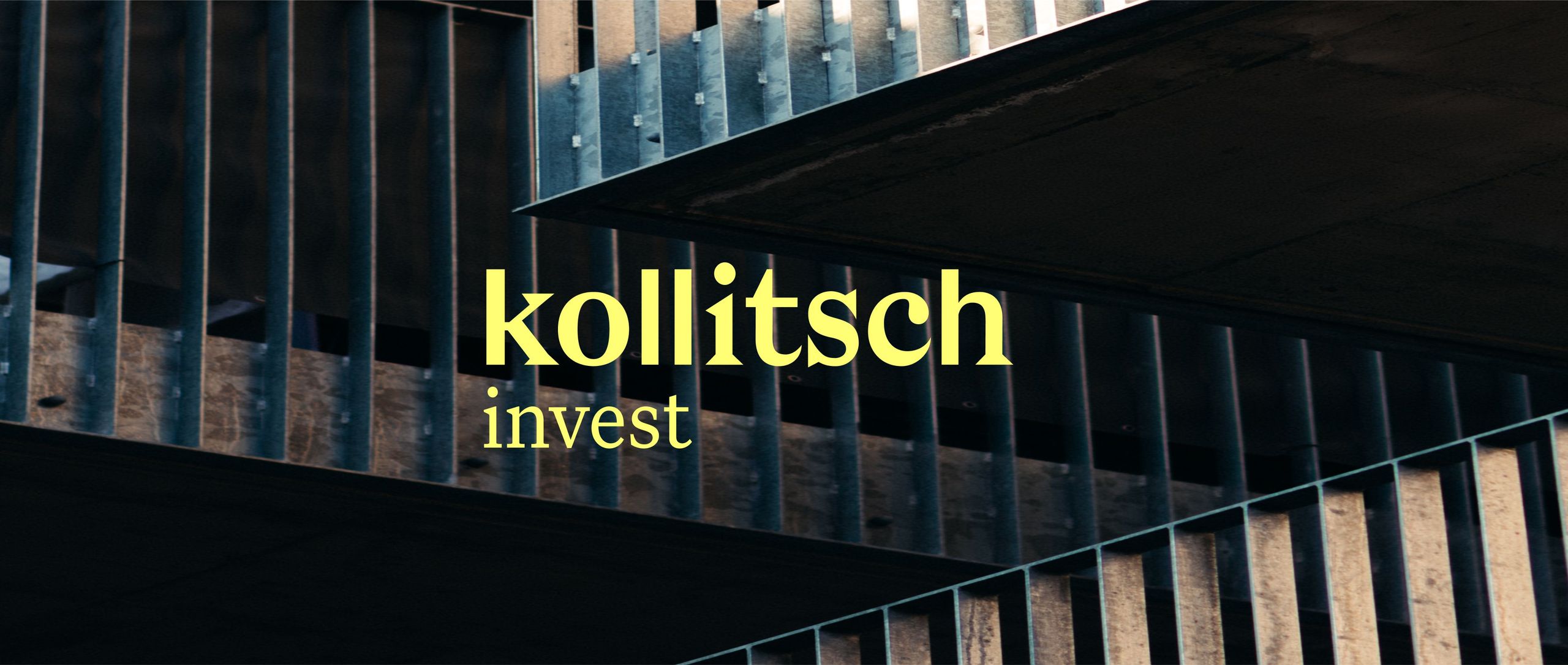 Kollitsch Invest Logo auf moderner Gebäudestruktur-Fotografie
