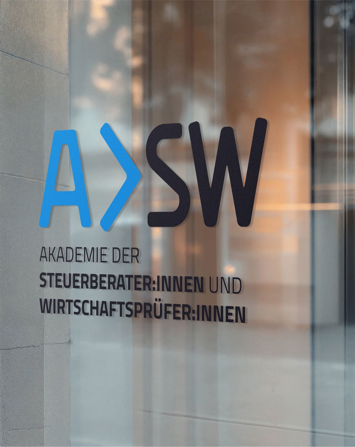 Logoanwendung auf Glasfront eines Gebäudes