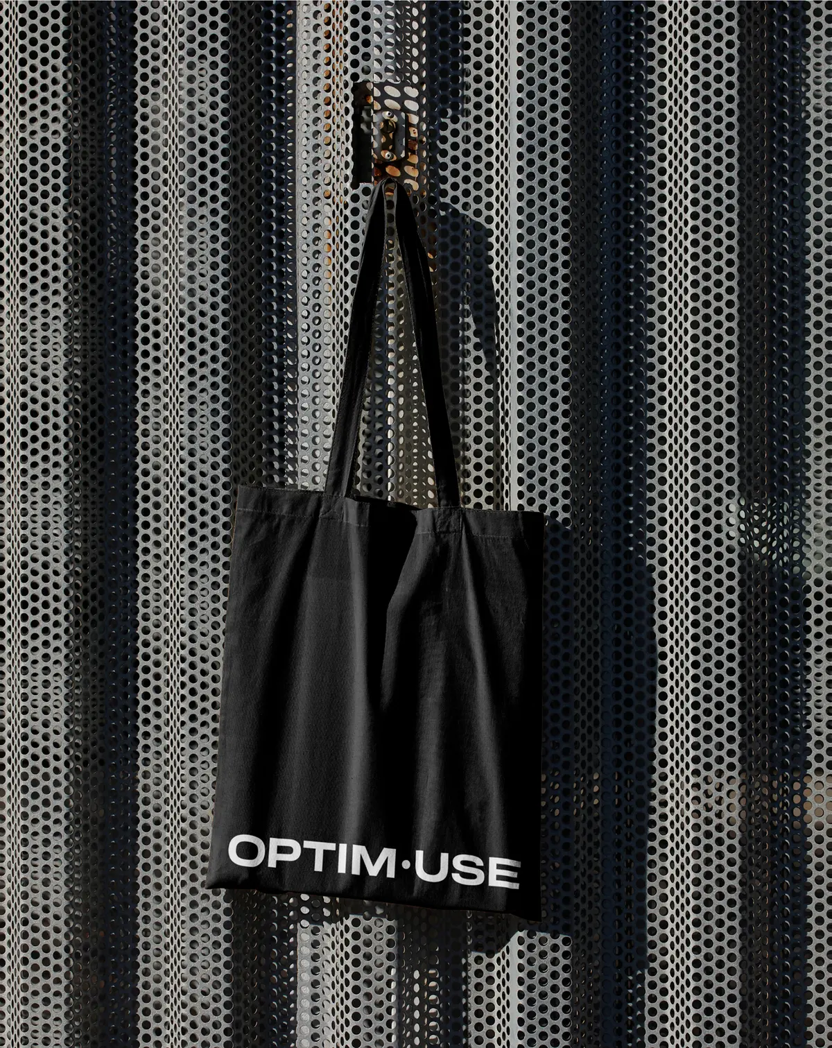 Tote Bag Merch auf Metall Lochstruktur Hintergrund