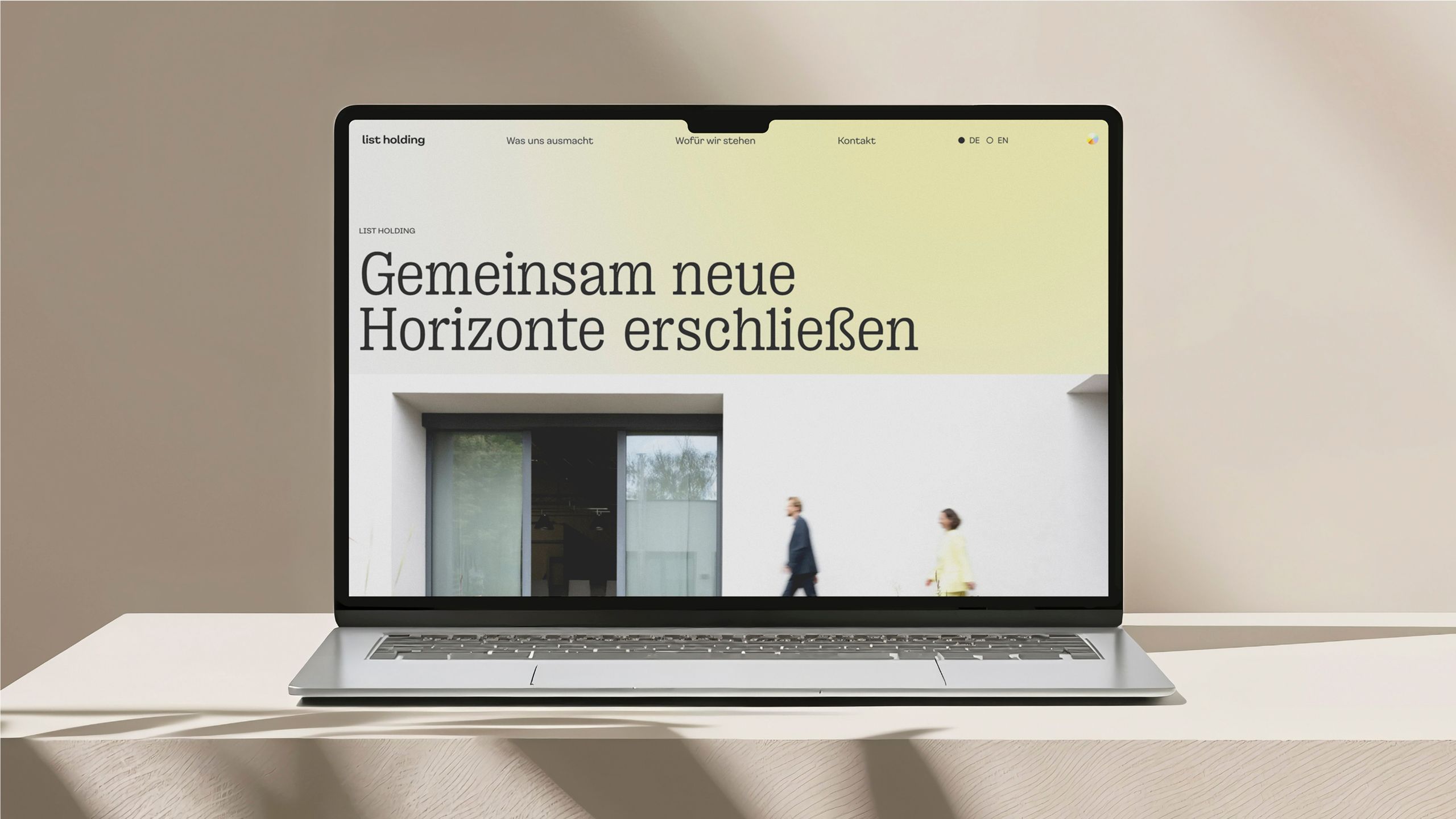 Laptop zeigt animierte Landingpage der List-Webseite