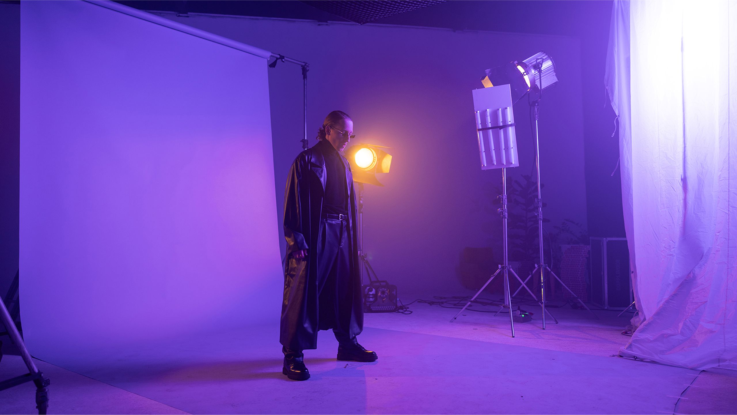 Fotostudio mit violetter Beleuchtung und Equipment