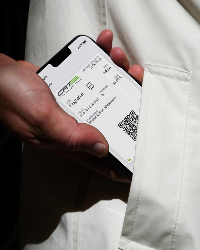 Hand hält Smartphone mit CAT-Ticketbuchung offen