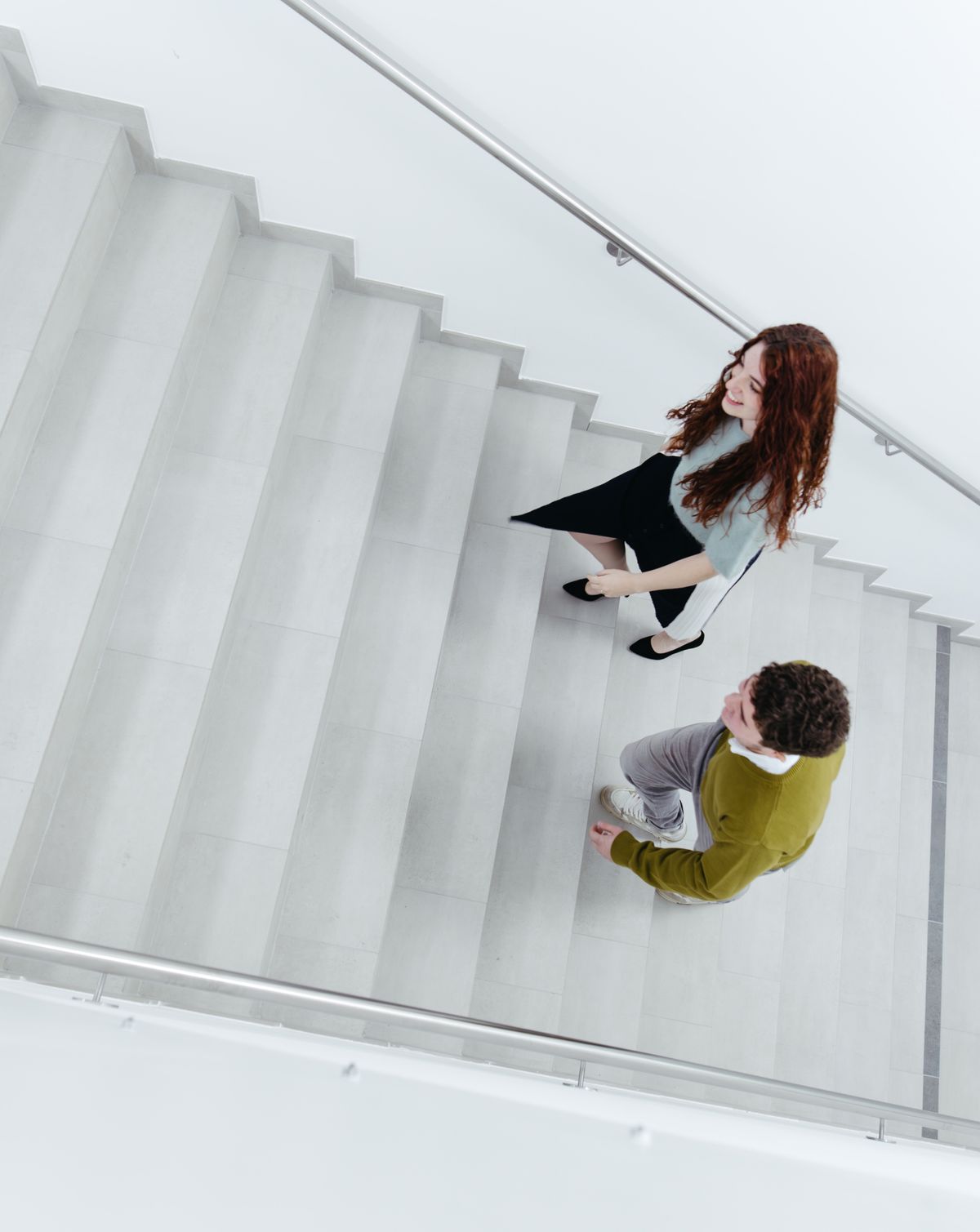 Editorial-Fotografie einer Szene im Treppenhaus mit Studierenden