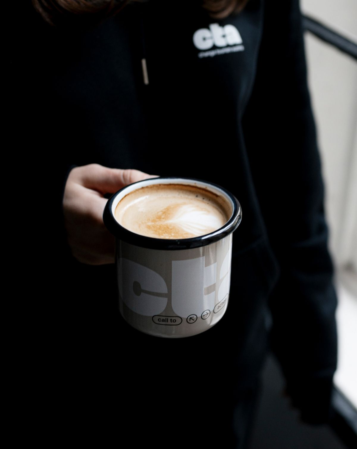 Kaffeebecher und Kleidung mit CTA-Branding
