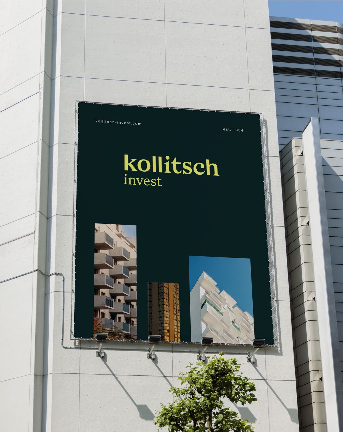 Großes Werbebanner an Betonfassade
