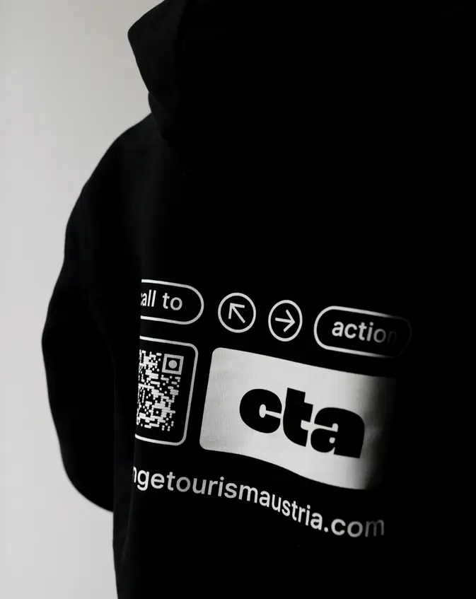 Merch Pullover zeigt CTA-Logo und QR Code zur Website