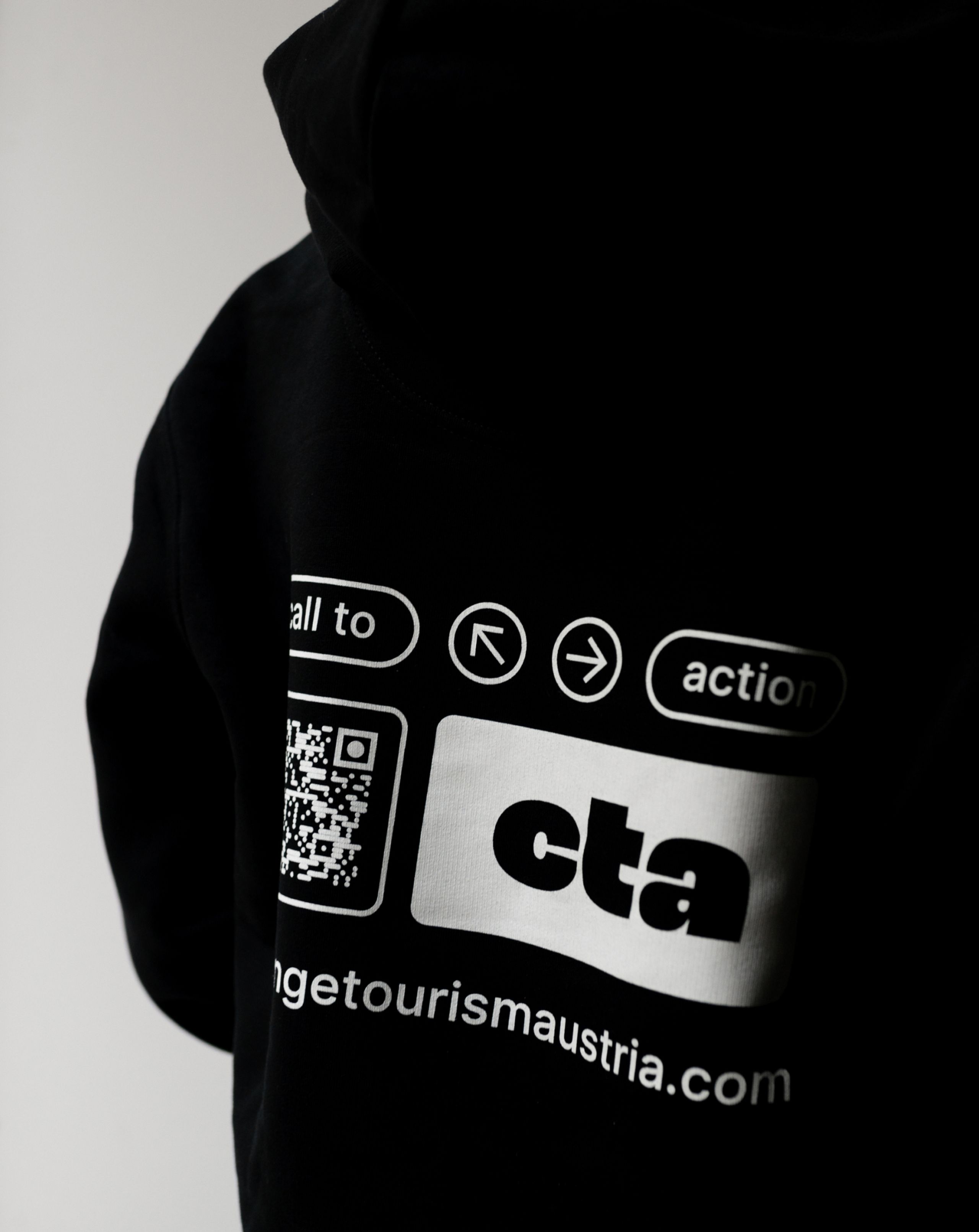 Merch Pullover zeigt CTA-Logo und QR Code zur Website