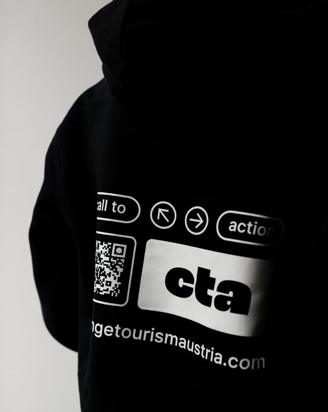 Merch Pullover zeigt CTA-Logo und QR Code zur Website
