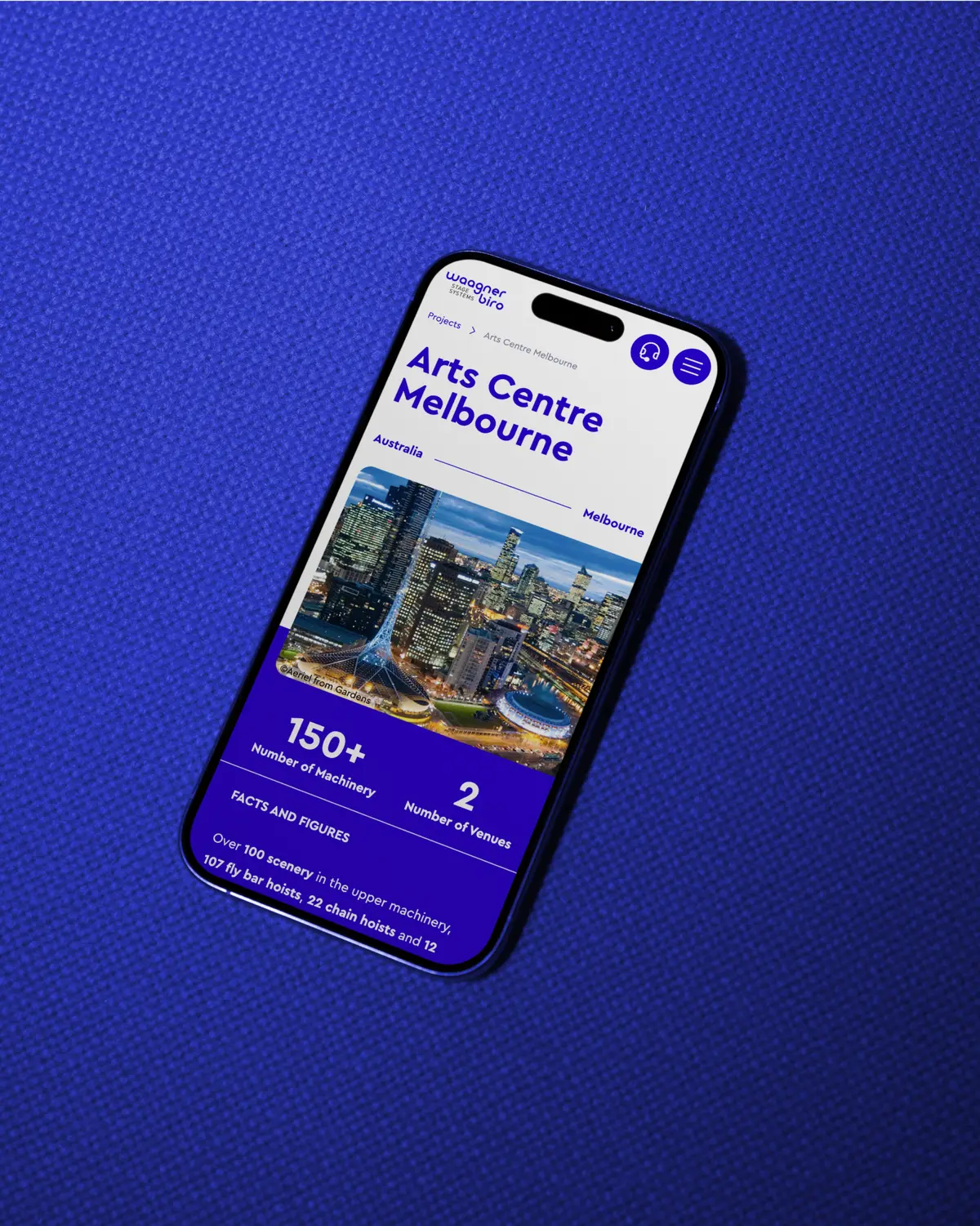 Smartphone Mockup auf blauem Hintergrund