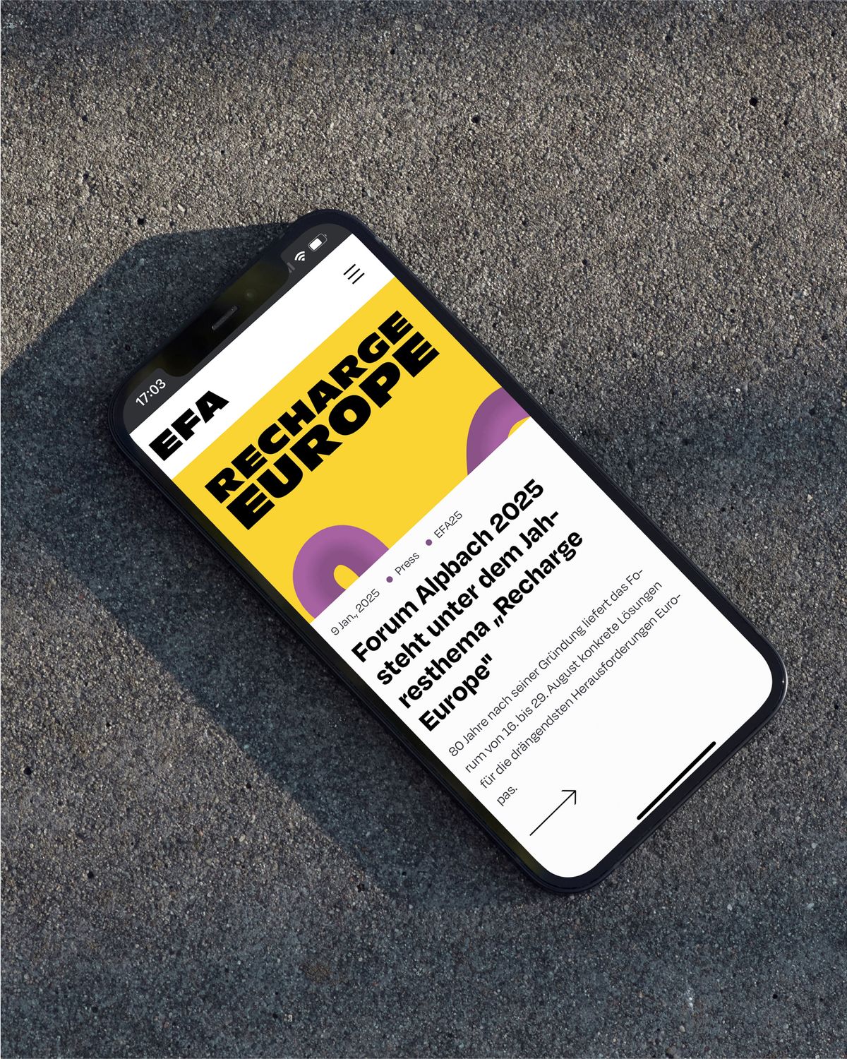 Smartphone mit geöffneter Forum-Webseite auf Boden