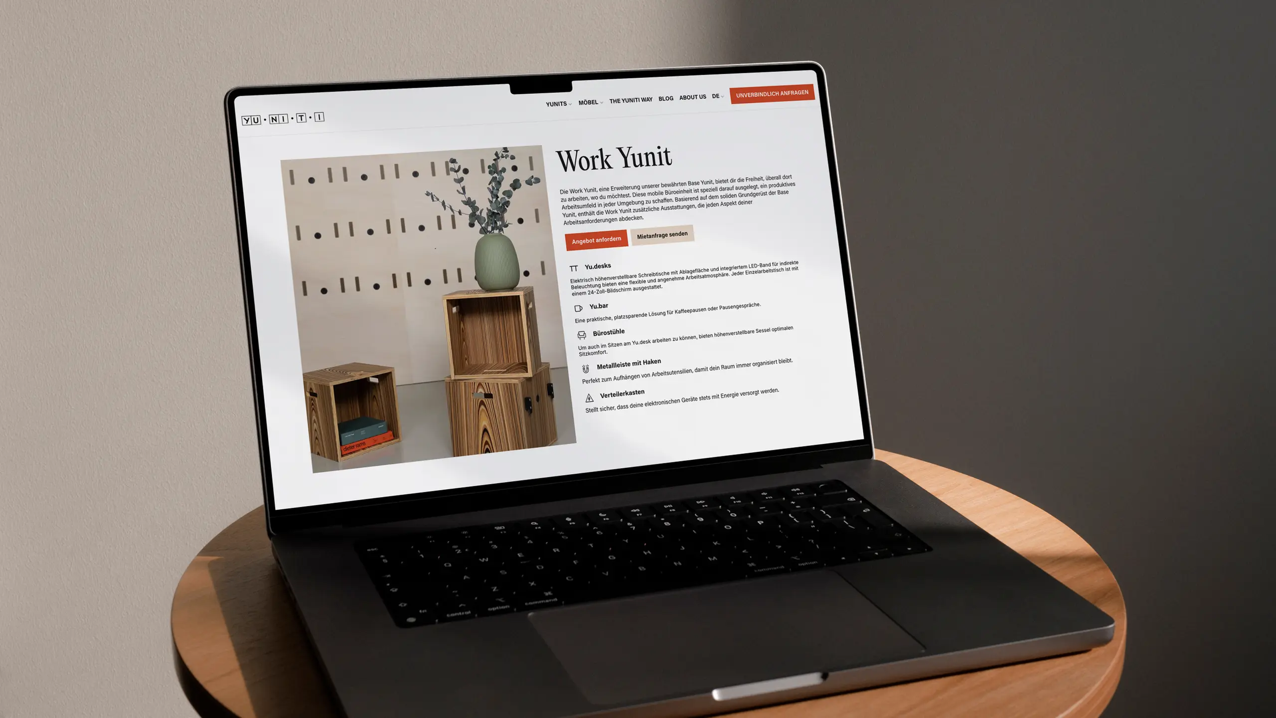 Website der Marke geöffnet auf einem Laptop