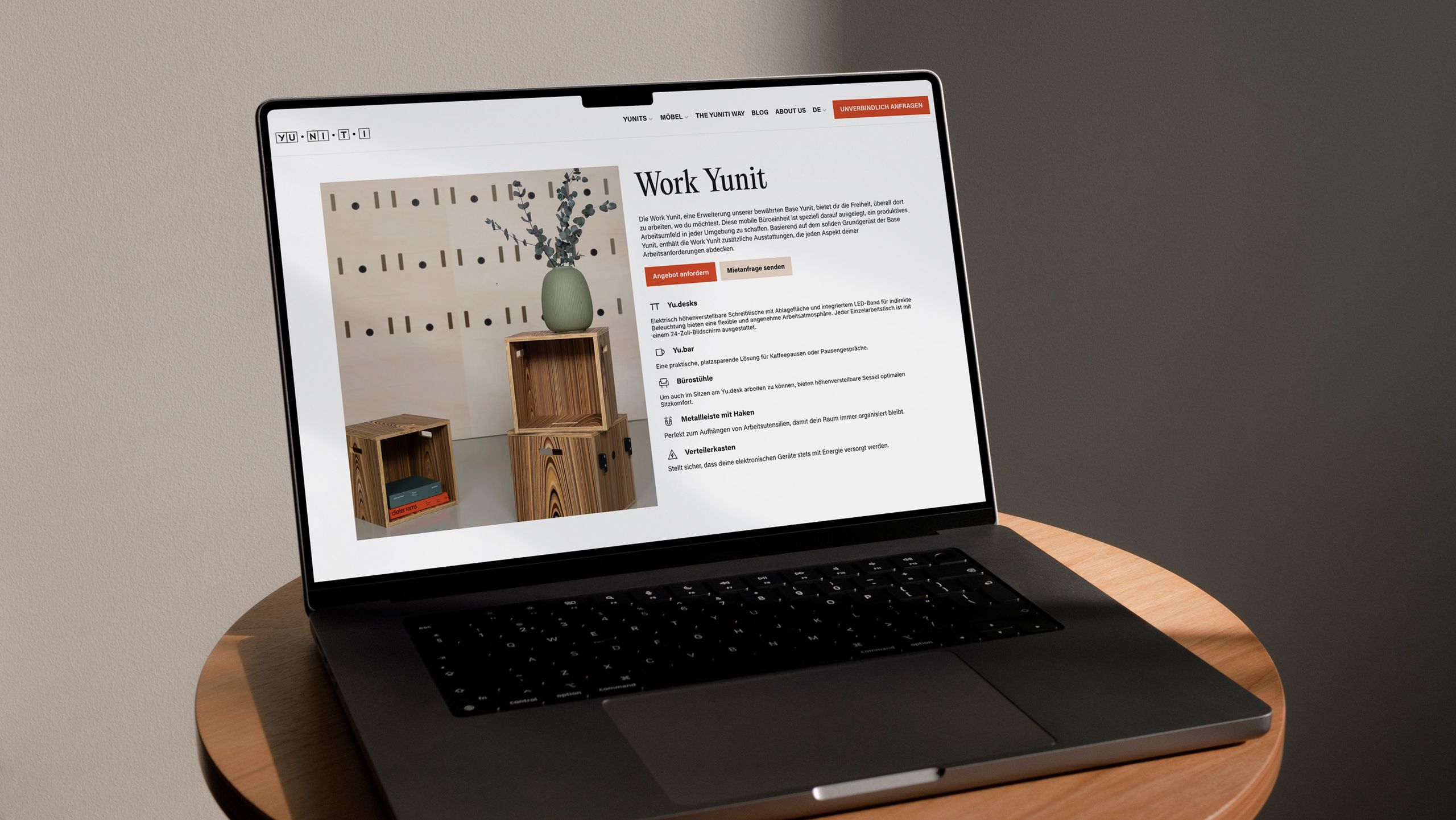 Website der Marke geöffnet auf einem Laptop
