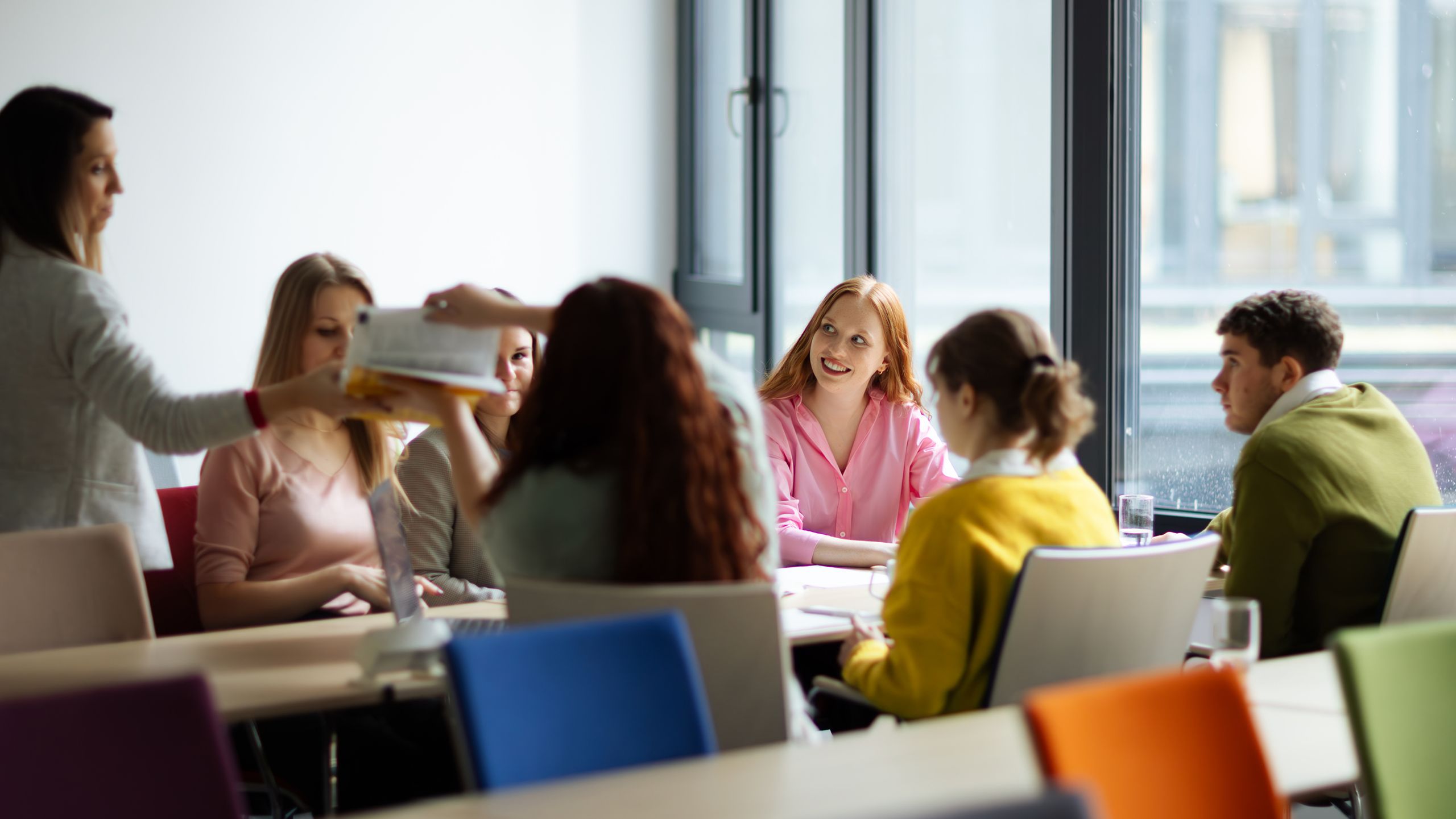 Klassenzimmer mit Lehrenden und Studierenden der ASW Akademie