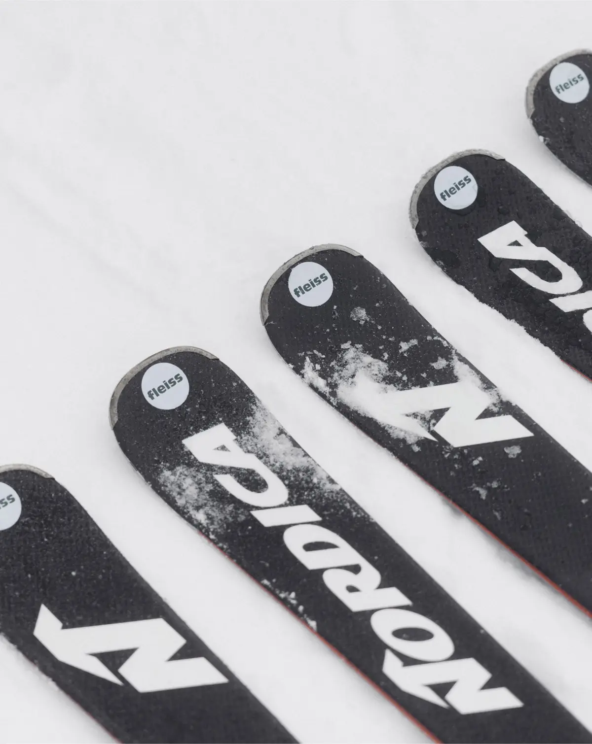 Nahaufnahme mehereren Skier auf Schneehintergrund