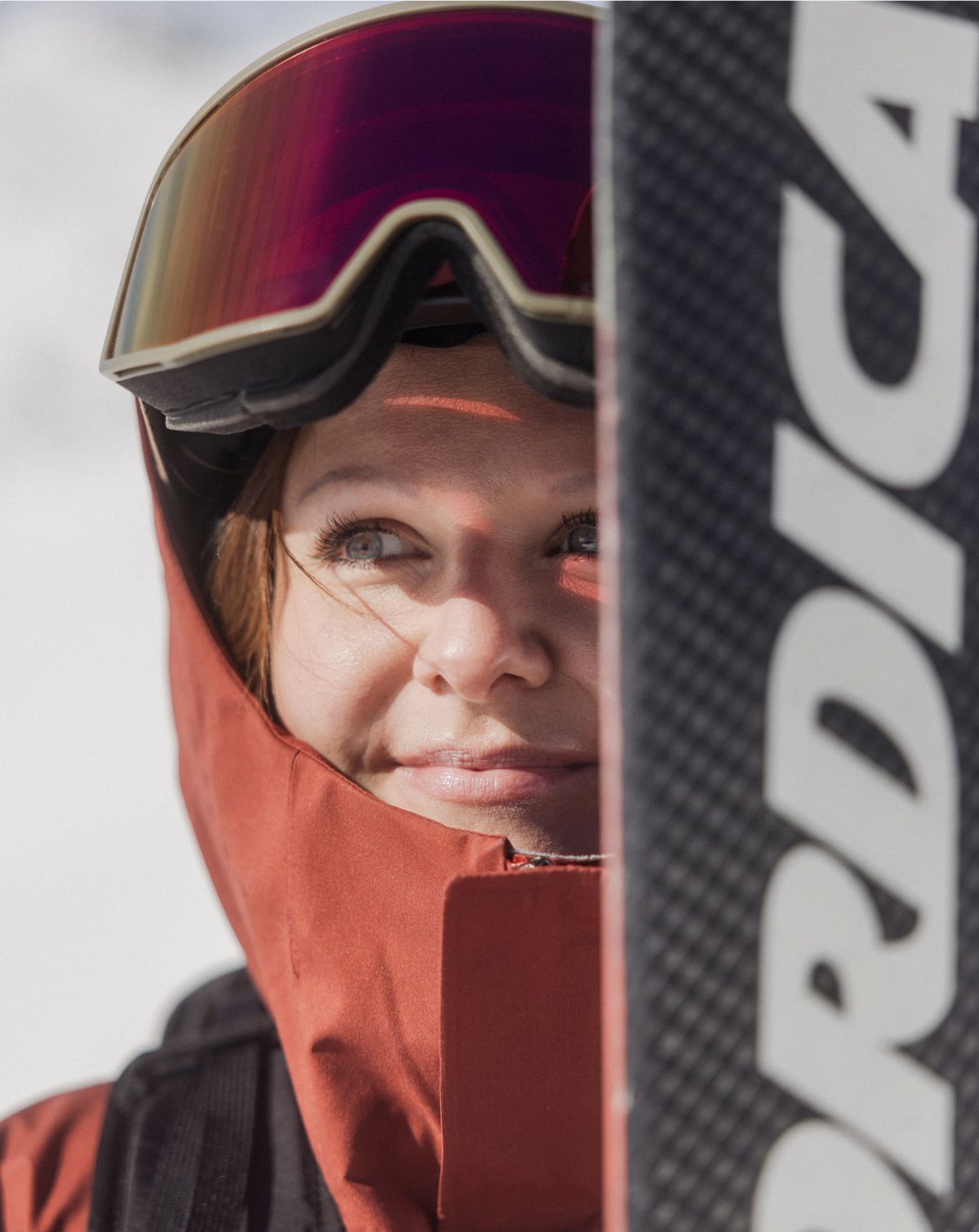 Person steht auf Skier auf Schnee