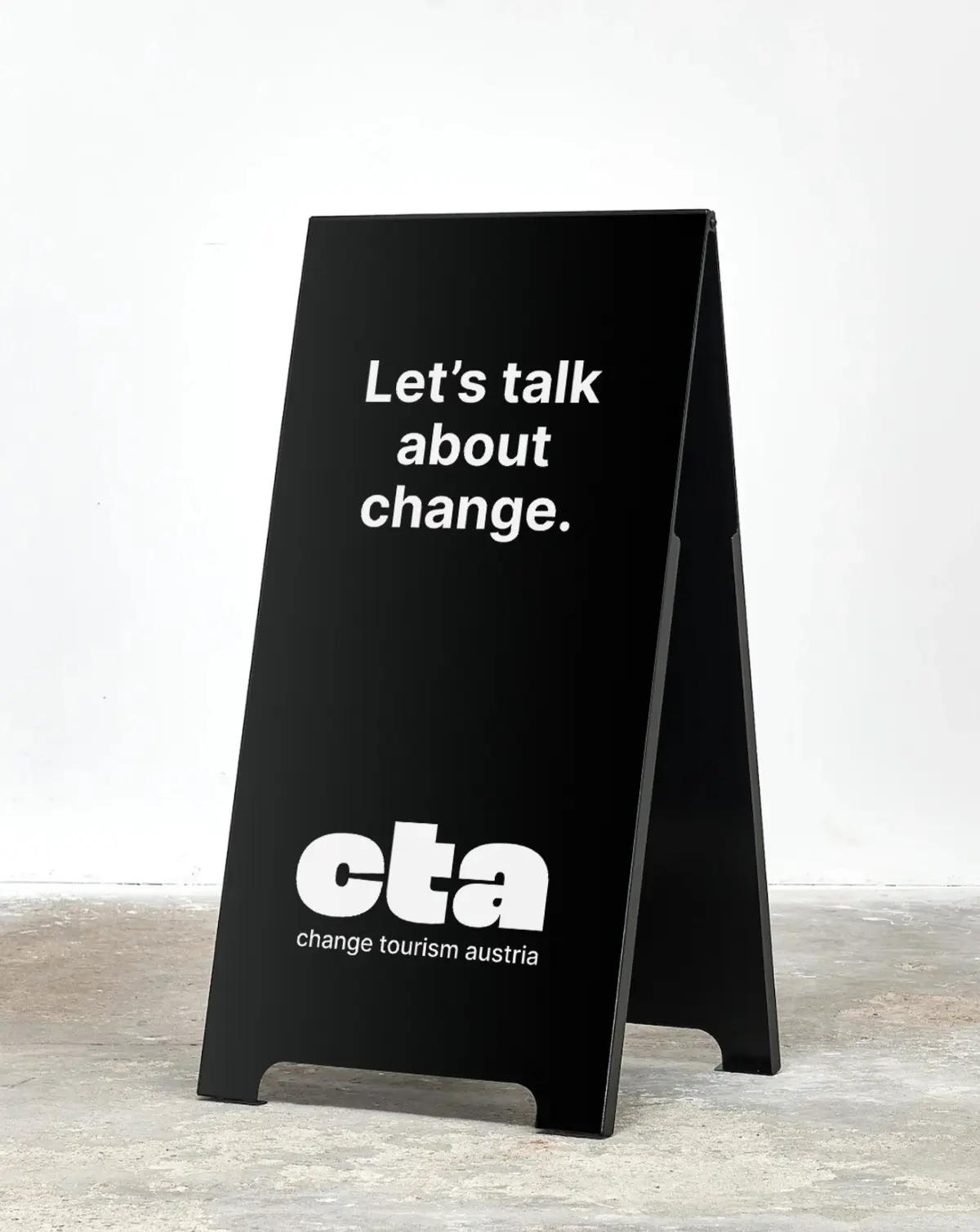 Aufsteller mit Slogan 'Let’s talk about change'