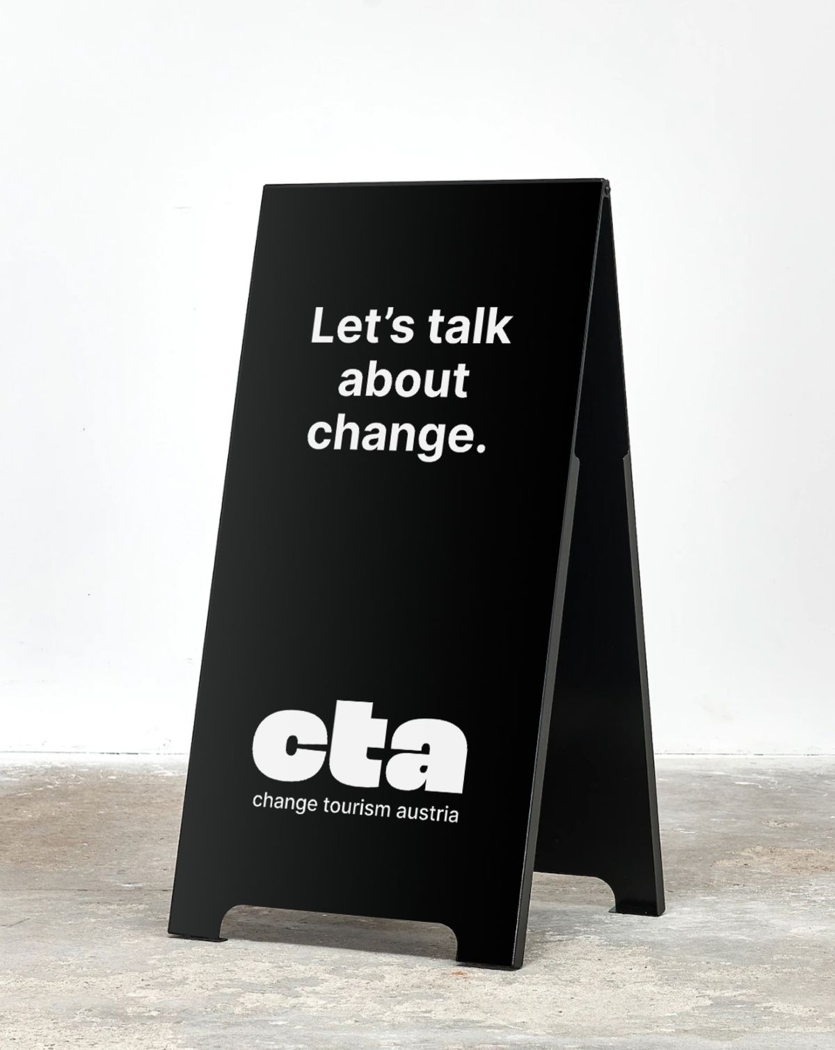 Aufsteller mit Slogan 'Let’s talk about change'