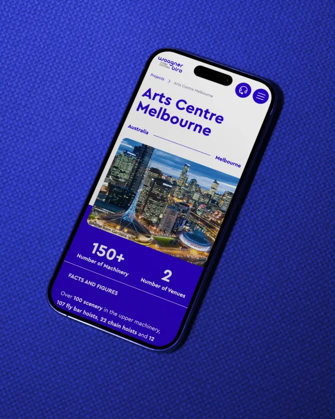 Smartphone Mockup auf blauem Hintergrund