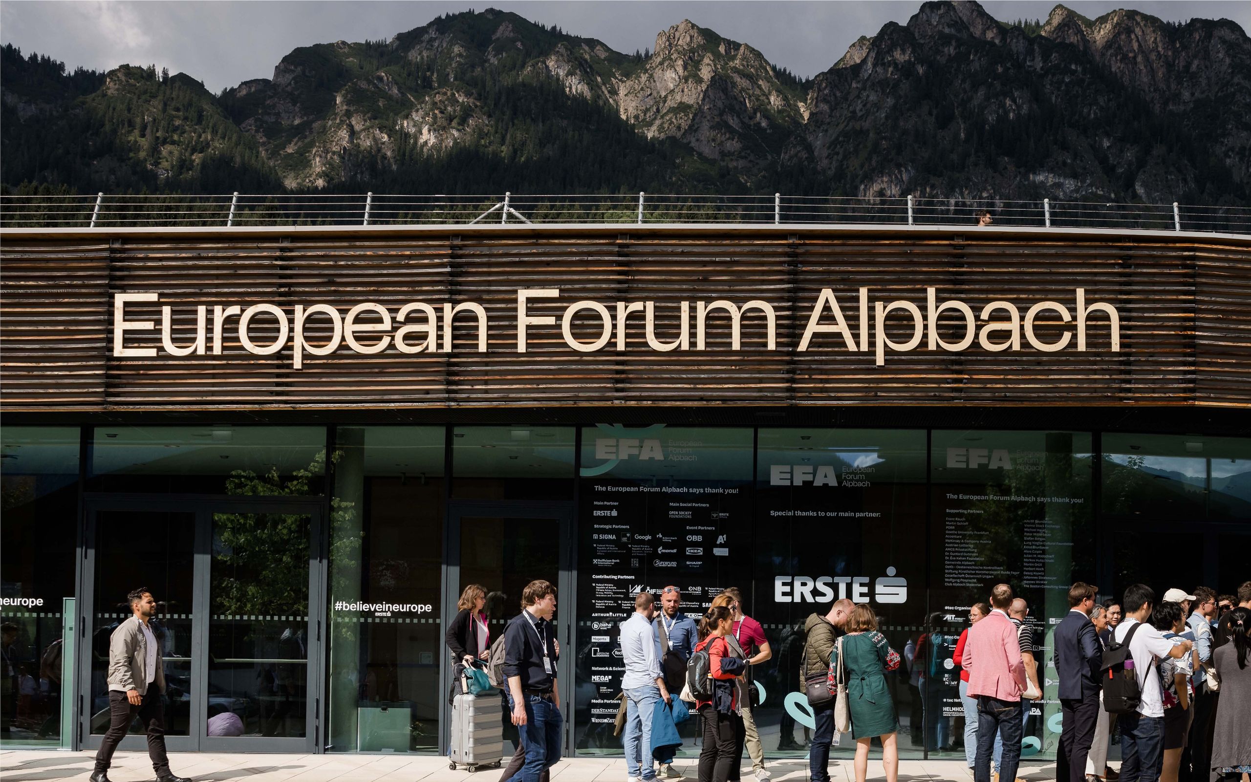 Menschen betreten Veranstaltungsort des Forums