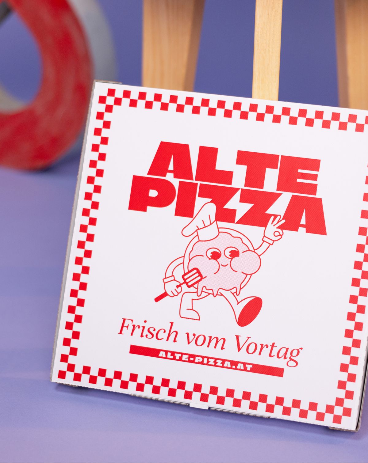 Pizza Box "alte Pizzas" auf violetem Hintergrund