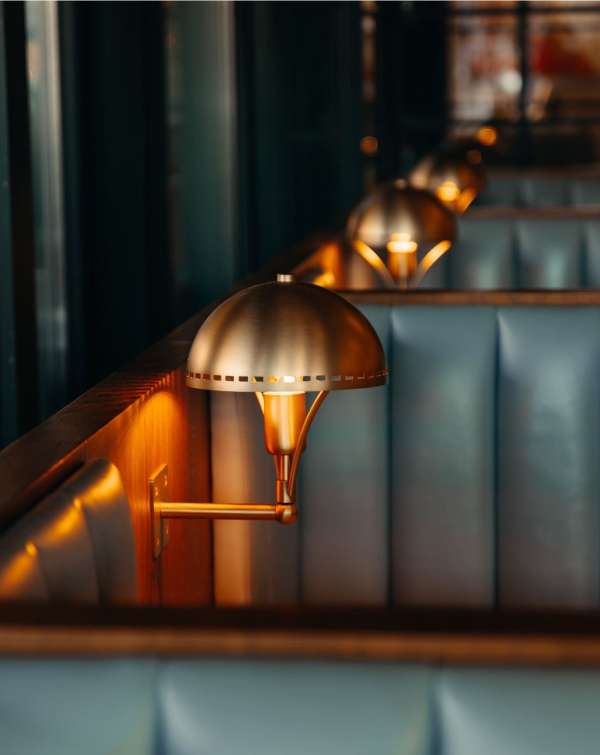 Detail von Designleuchten im Restaurant