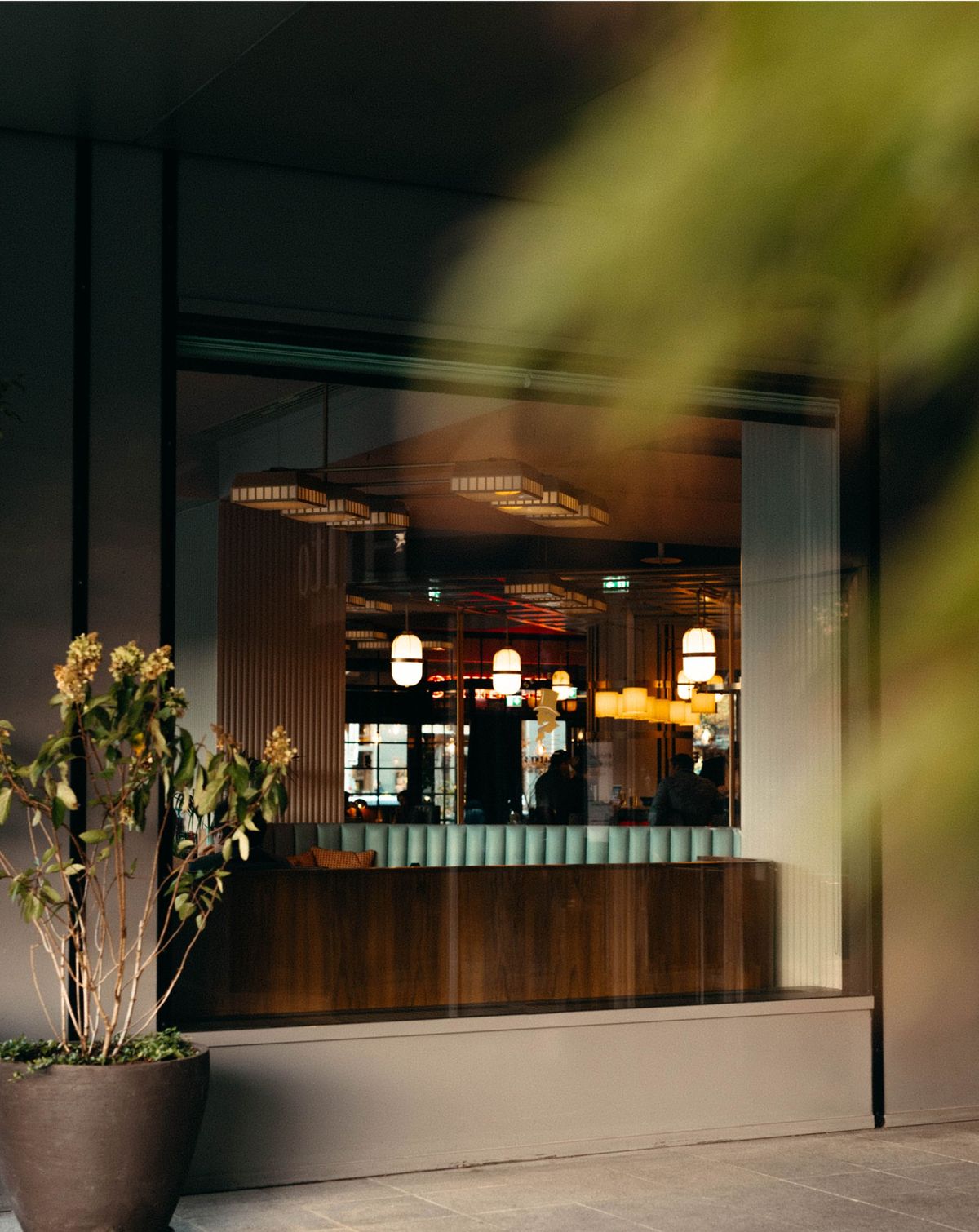 Blick in Hotellobby durch Fenster