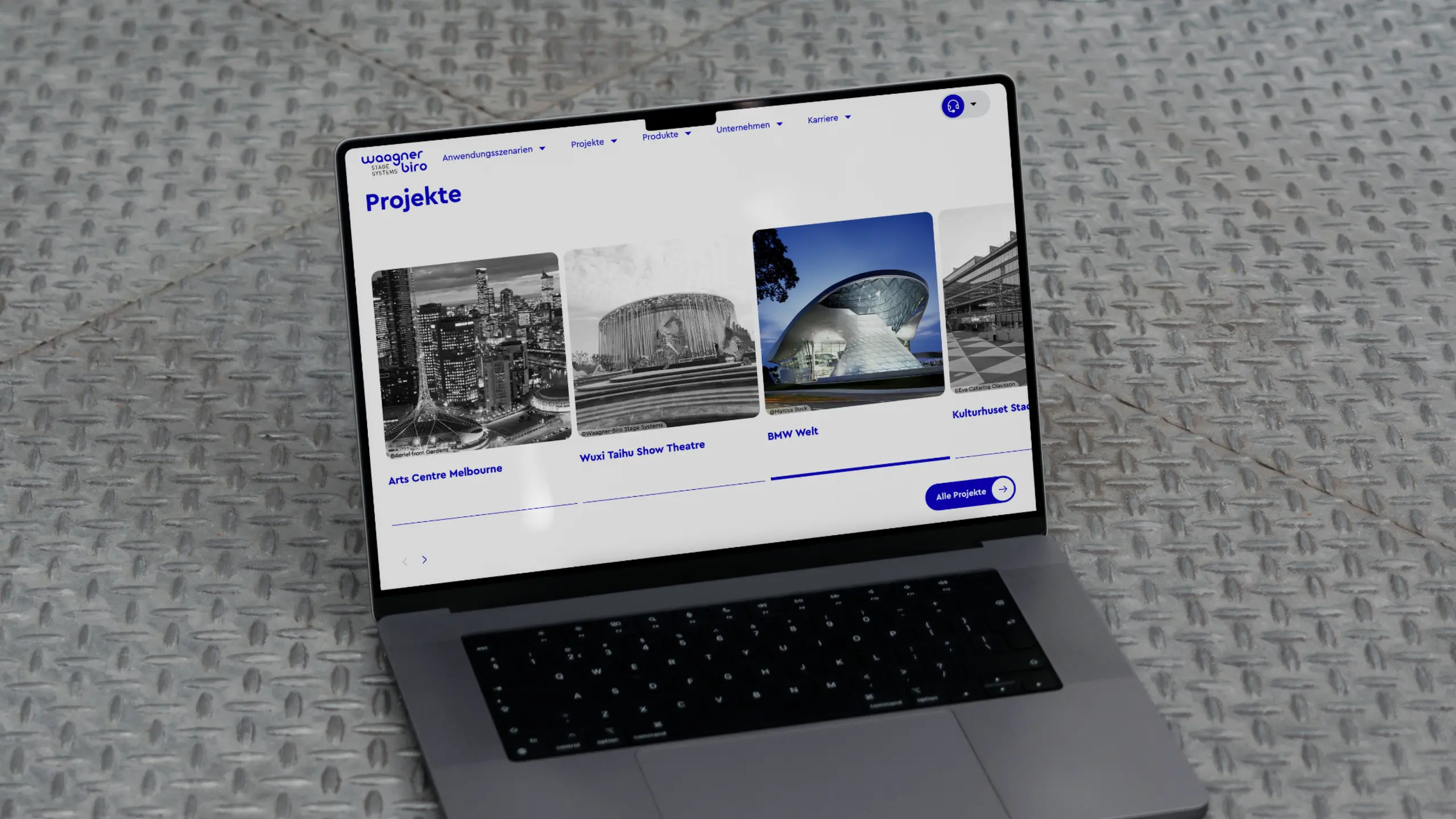 Laptop Mockup auf Metall Boden