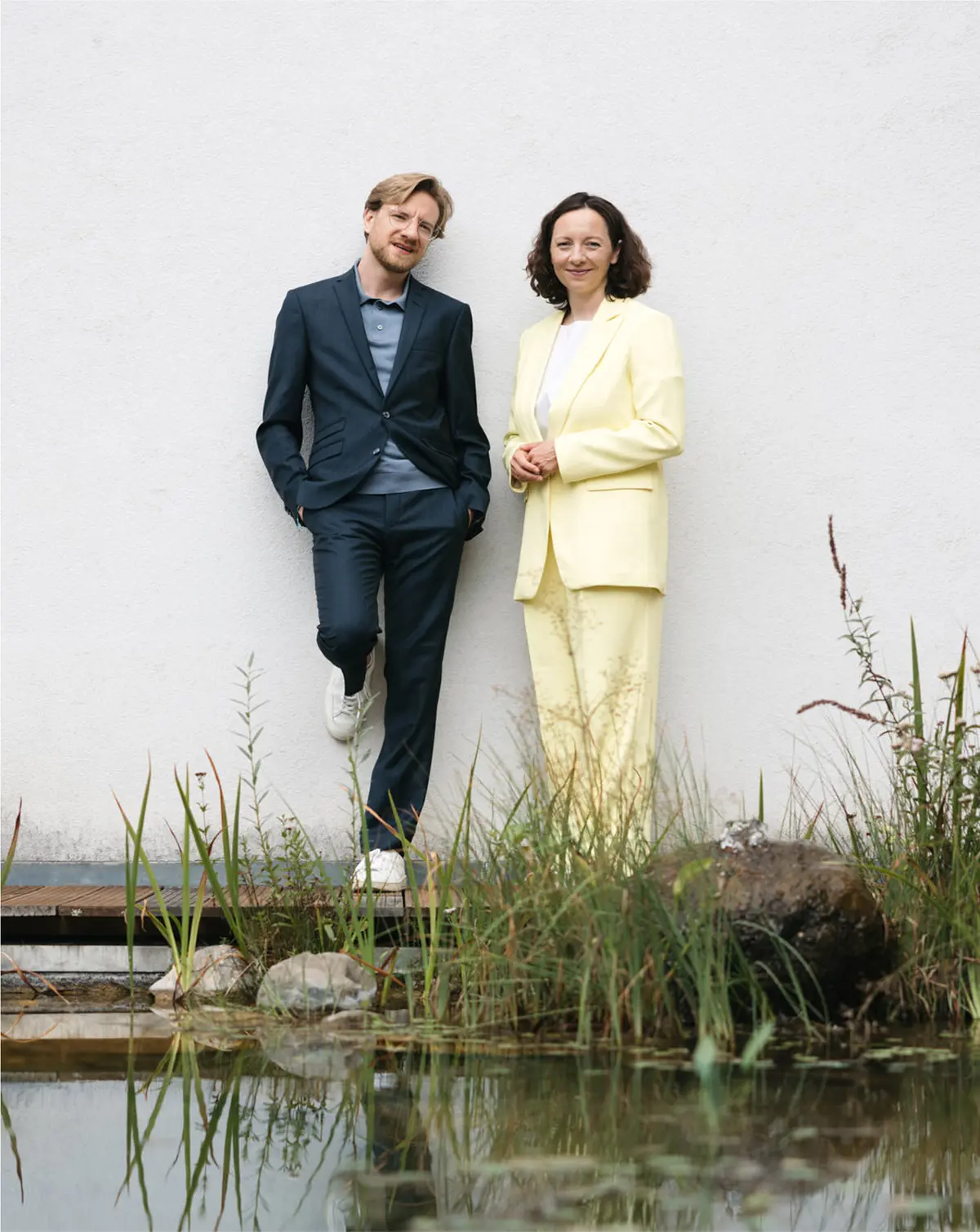 Zwei Personen posieren vor moderner Landschaft