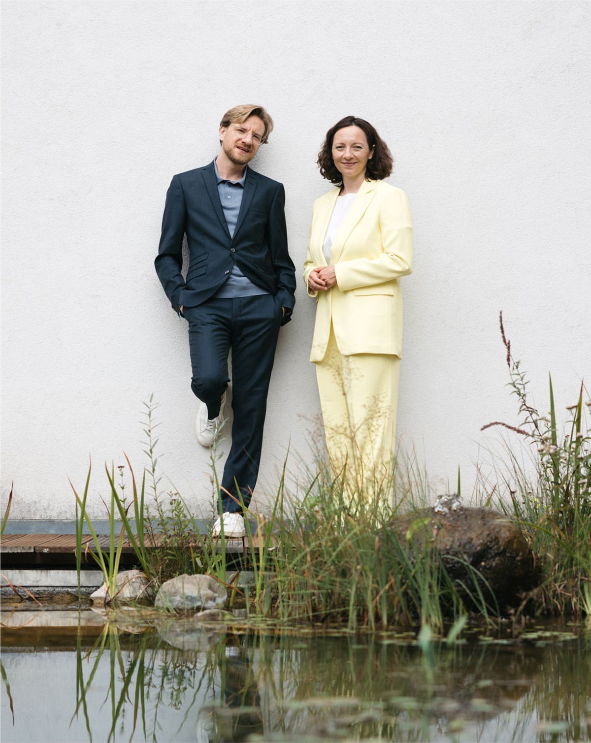 Zwei Personen posieren vor moderner Landschaft