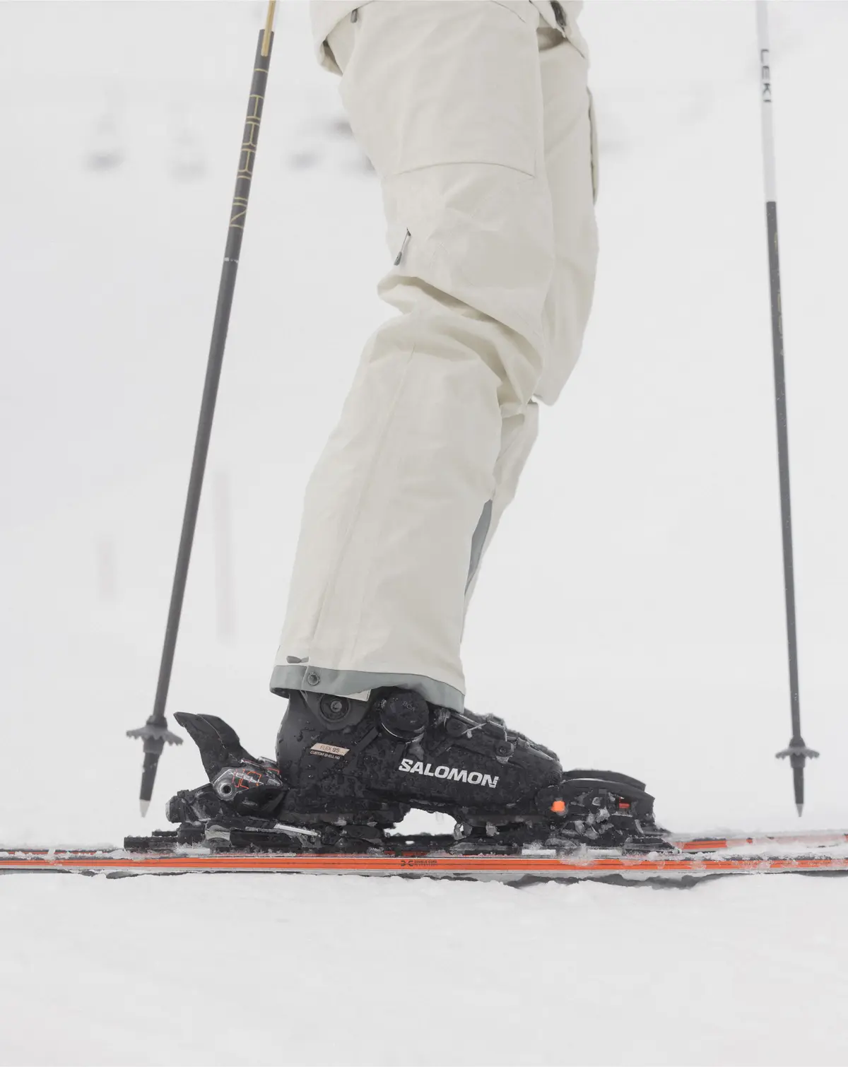 Person steht auf Skier auf Schnee