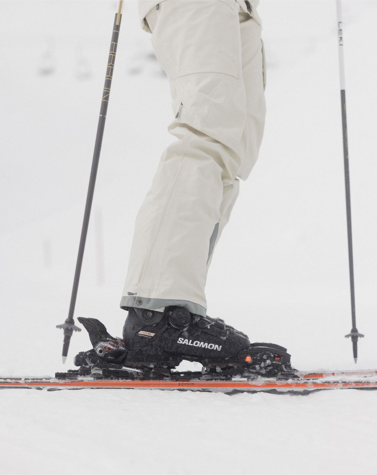 Person steht auf Skier auf Schnee