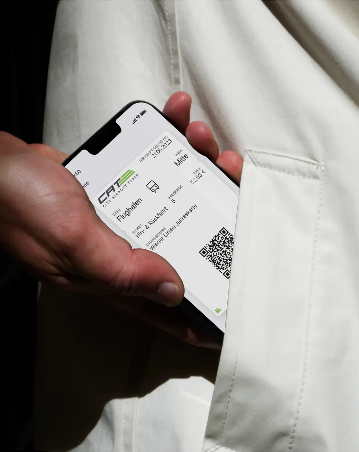 Hand hält Smartphone mit CAT-Ticketbuchung offen