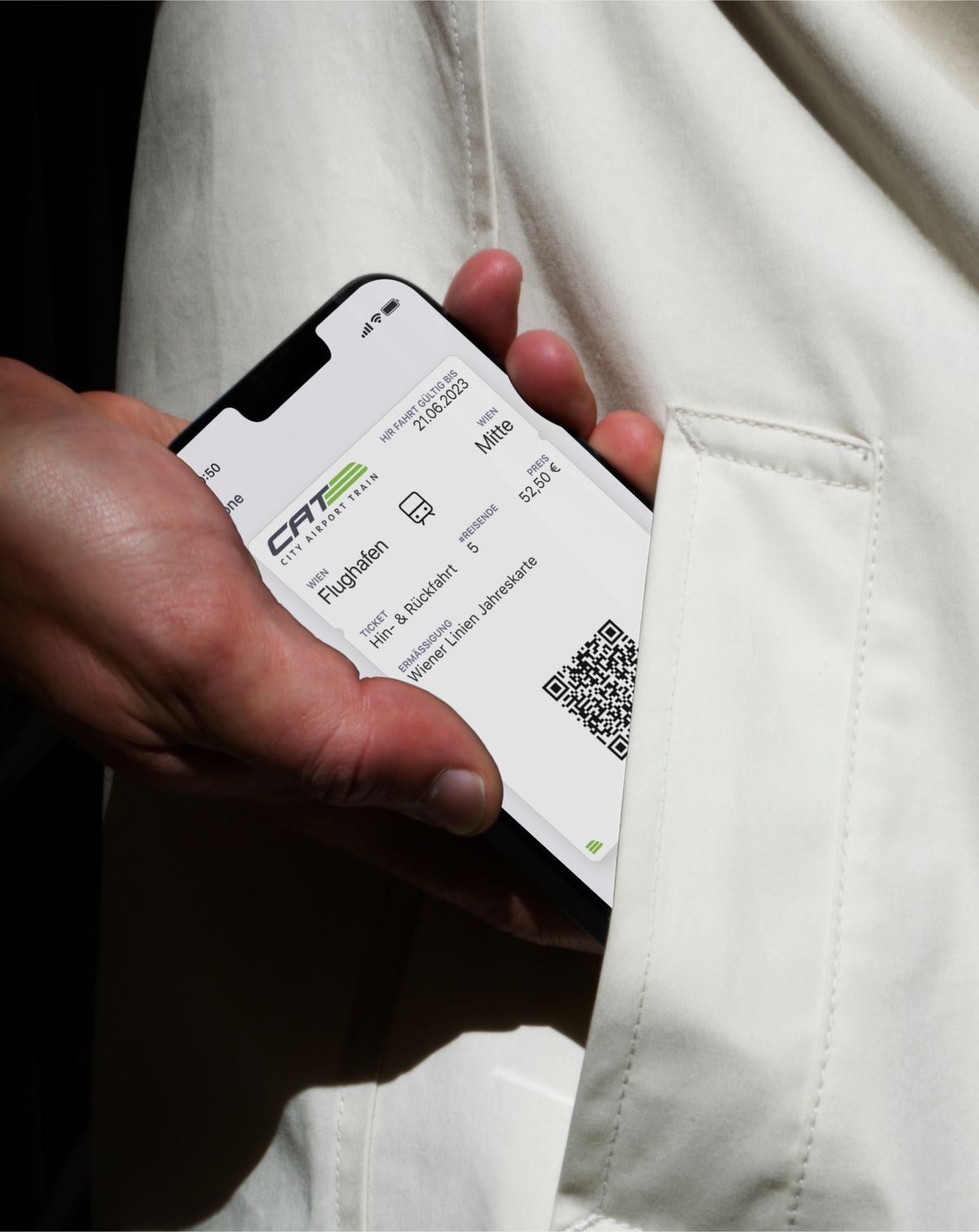 Hand hält Smartphone mit CAT-Ticketbuchung offen