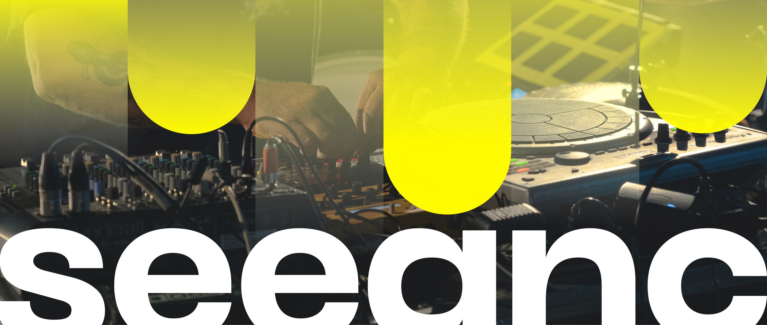 Seeqnc-Wortmarke auf DJ-Hintergrund