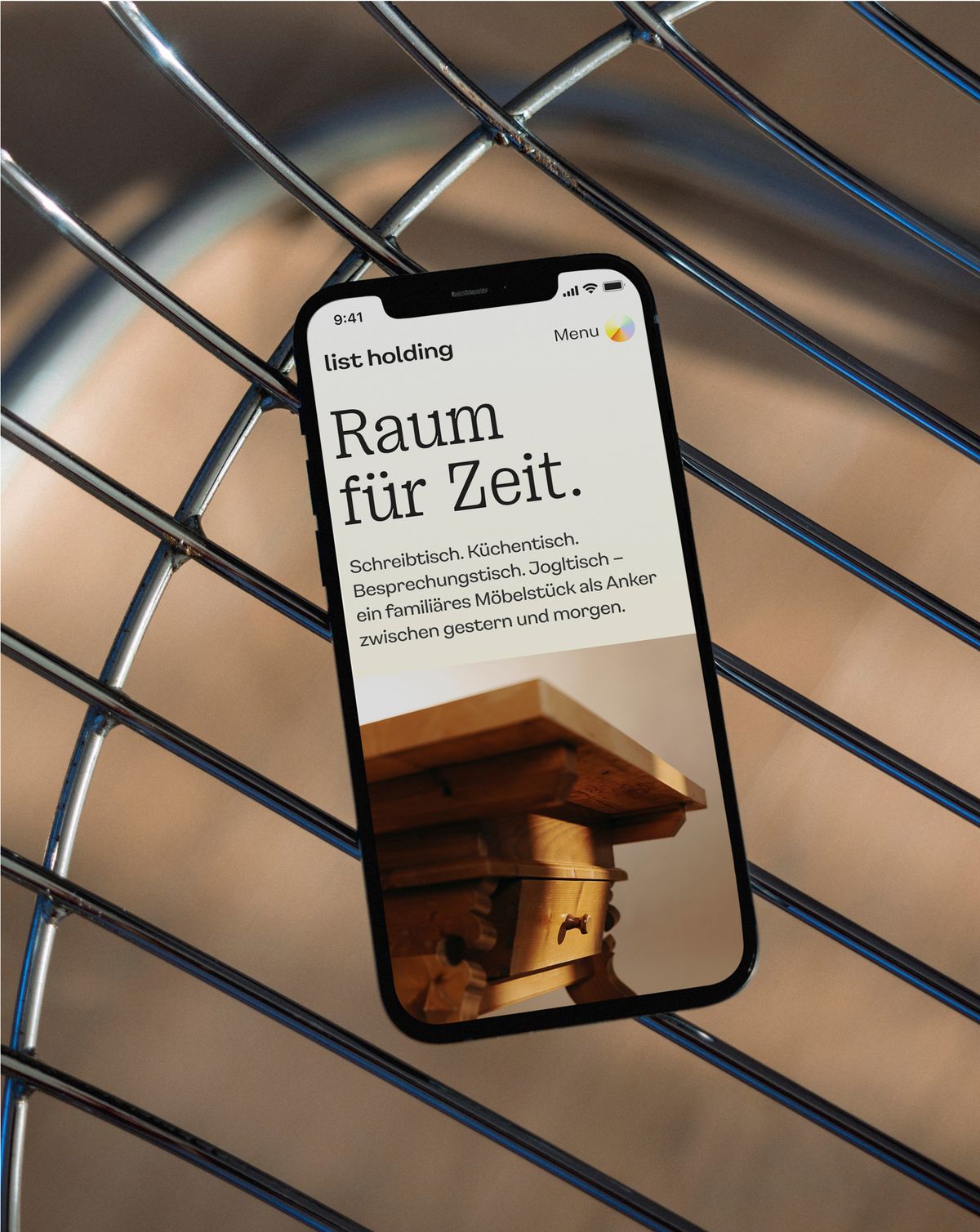 Smartphone zeigt Produktinformation mit Infoseite