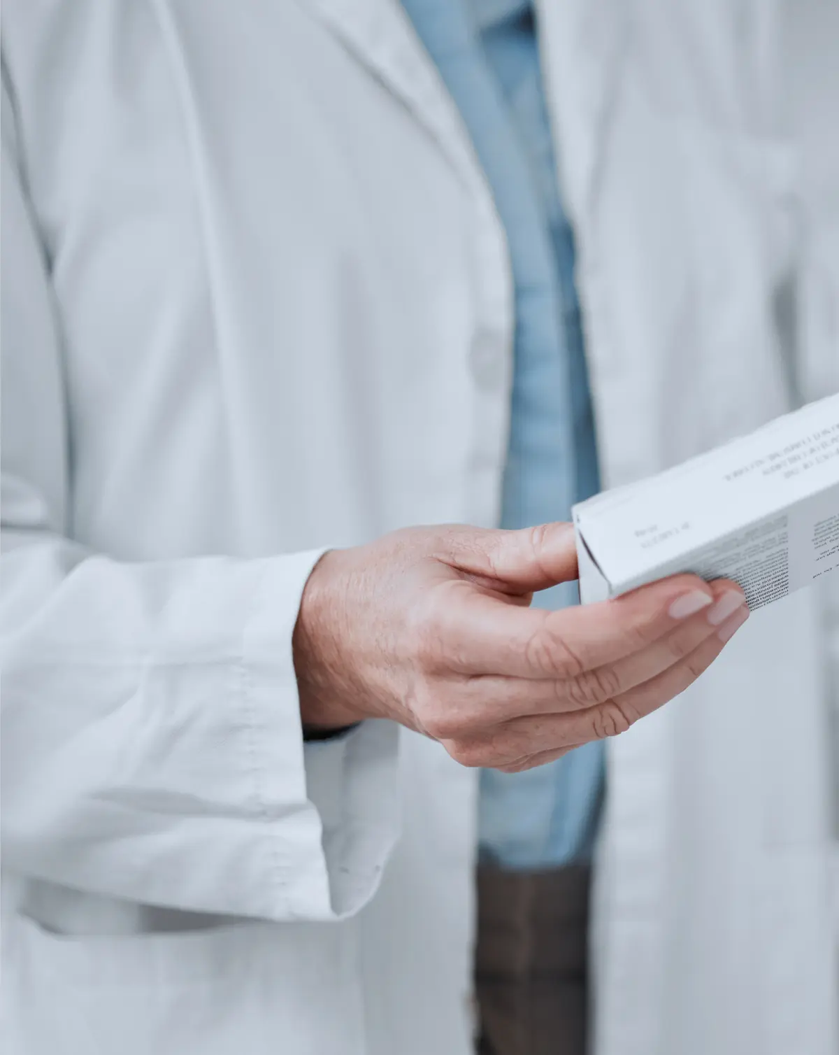 pharmacist mit packung in der hand