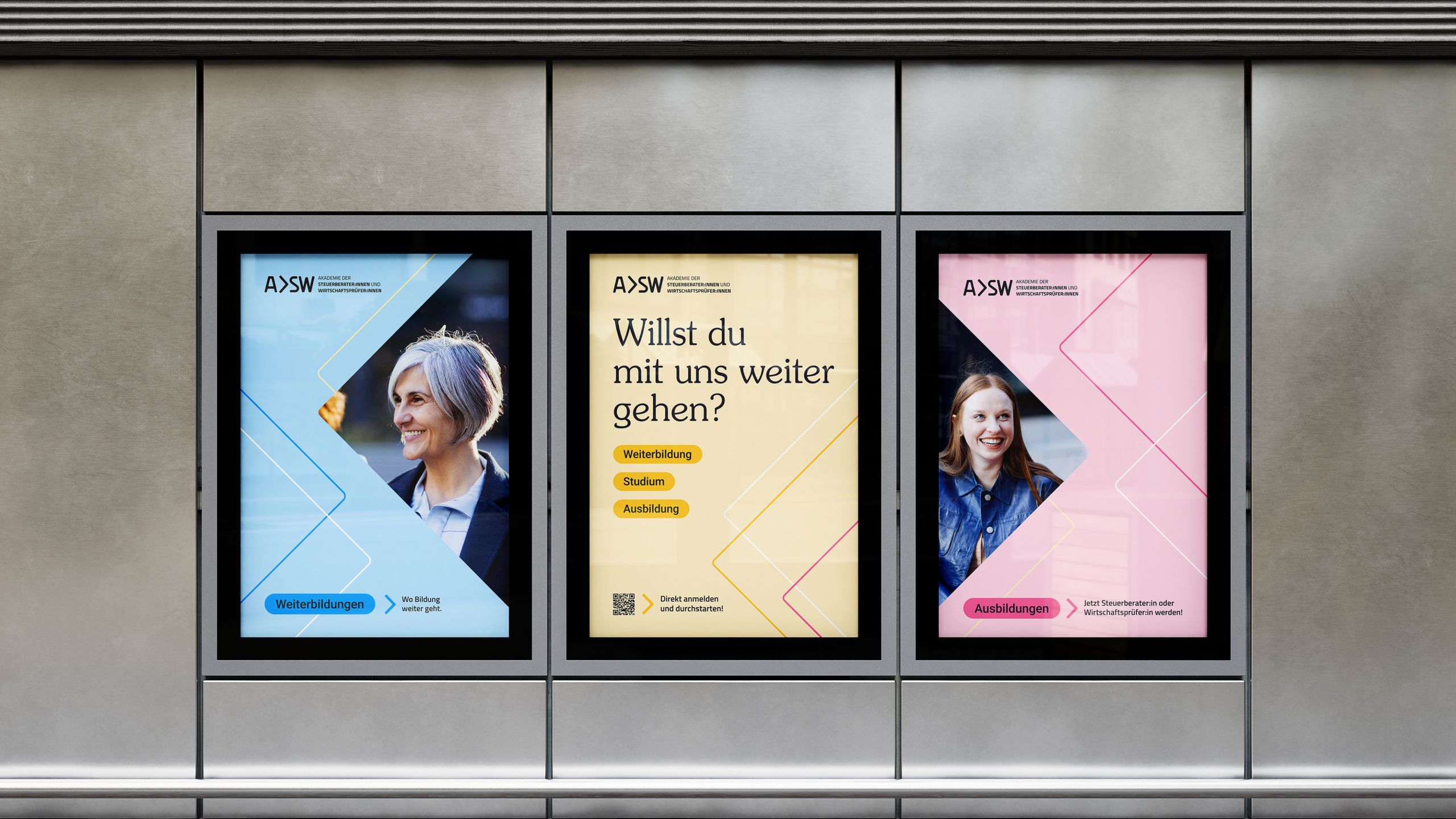 Drei digitale Poster mit verschiedenen Bildungsbotschaften und Farbvarianten