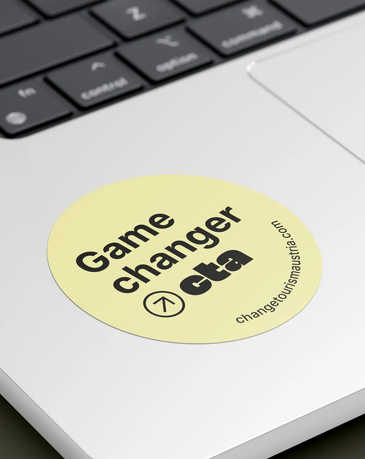 Sticker mit Gamechanger-Botschaft auf Laptopdeckel
