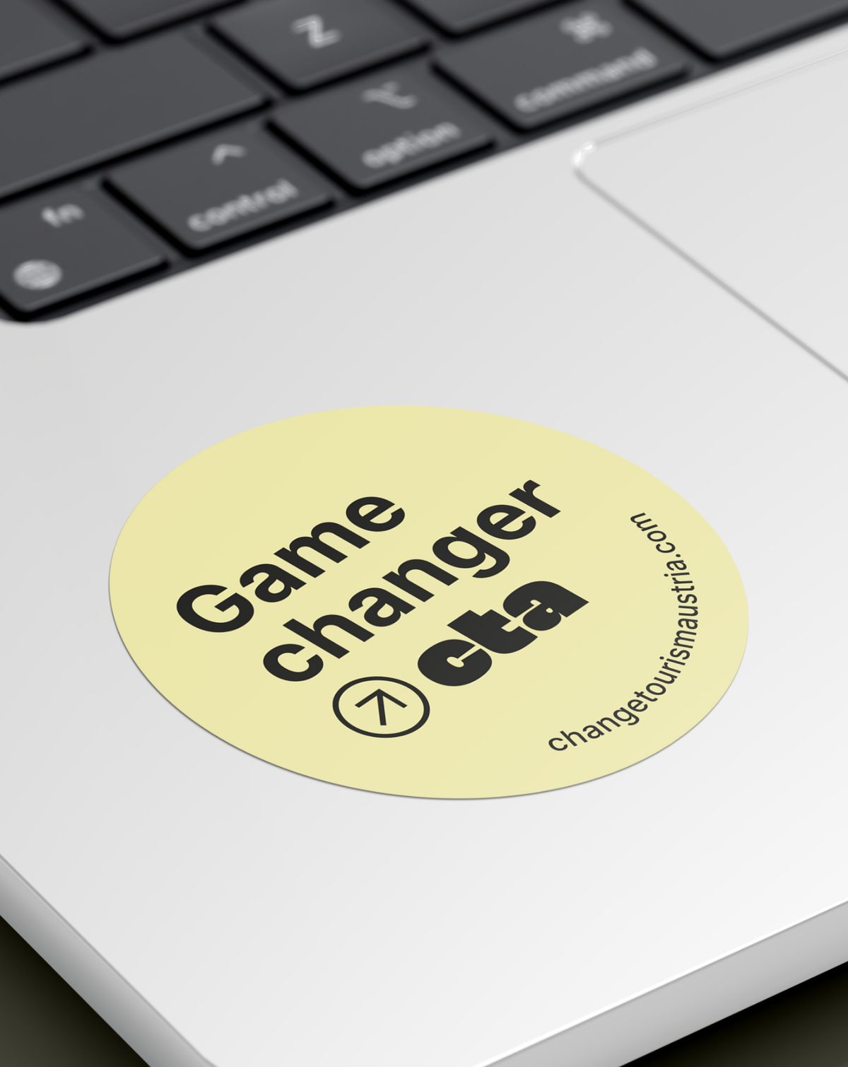 Sticker mit Gamechanger-Botschaft auf Laptopdeckel