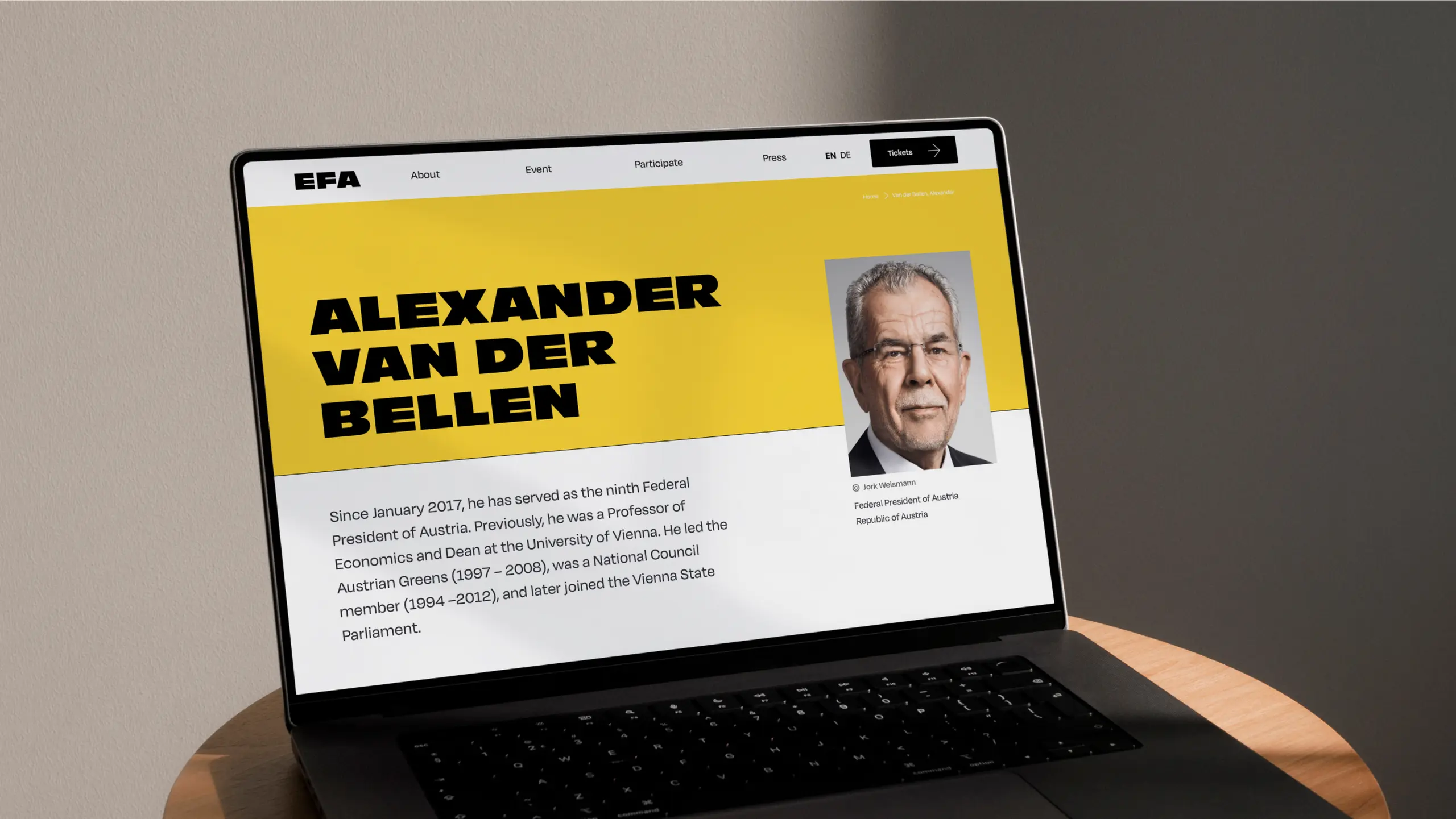 Laptopansicht zeigt Portraitseite eines Speakers