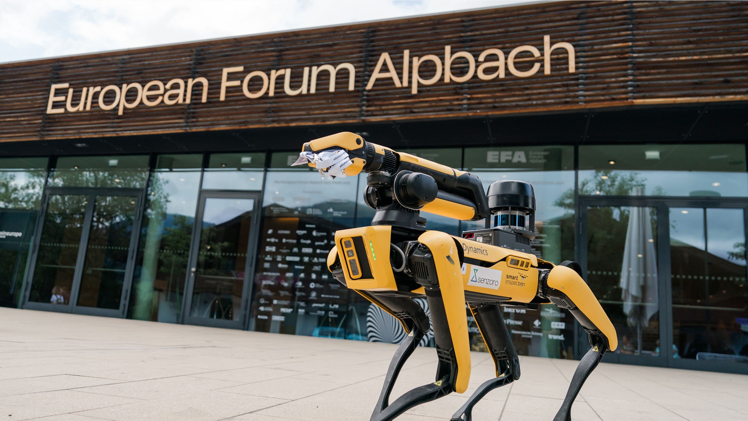 Roboterhund vor dem Eingang des Forums platziert