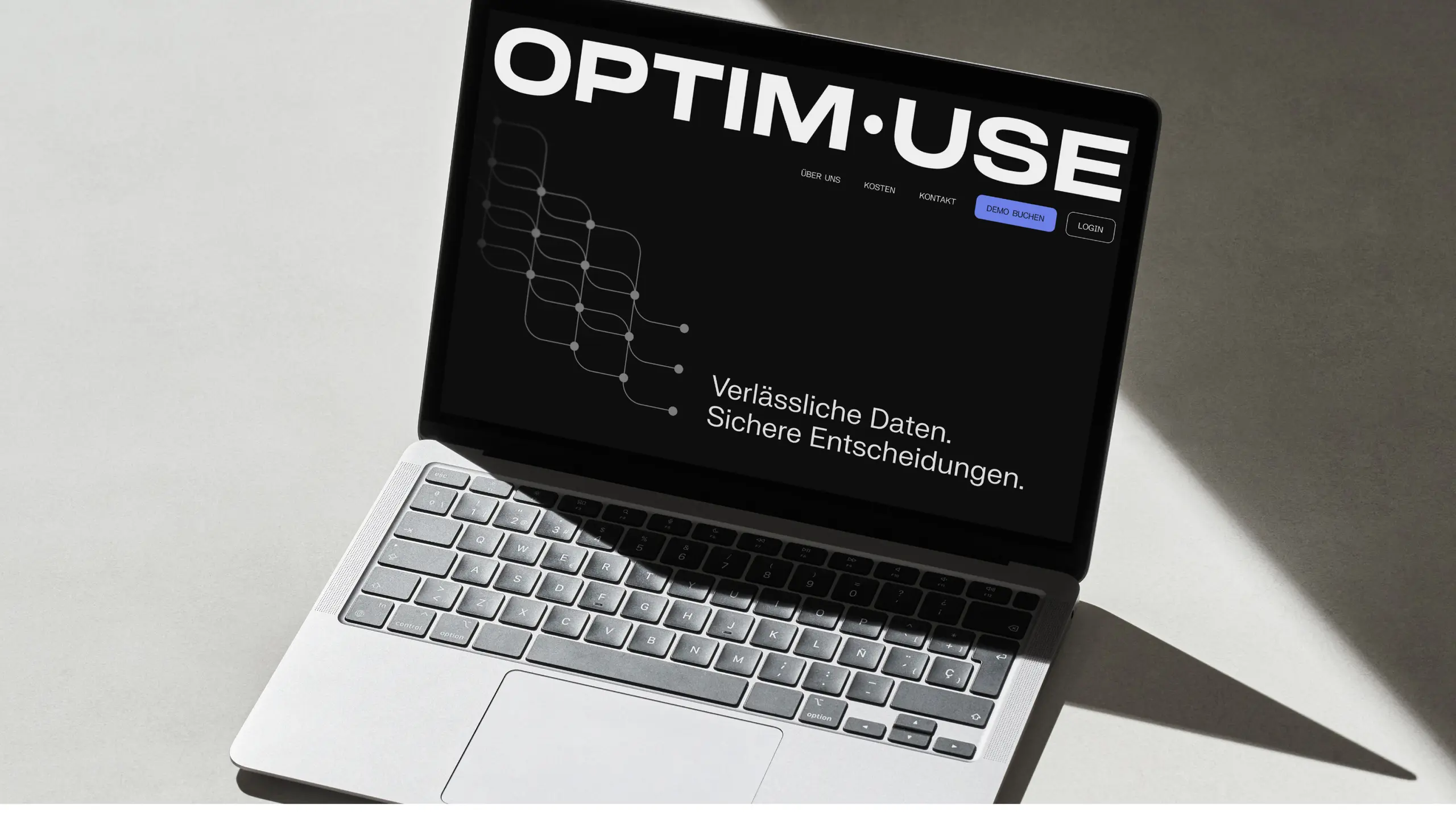 Laptop zeigt Optimuse Dashboard mit Datenstruktur