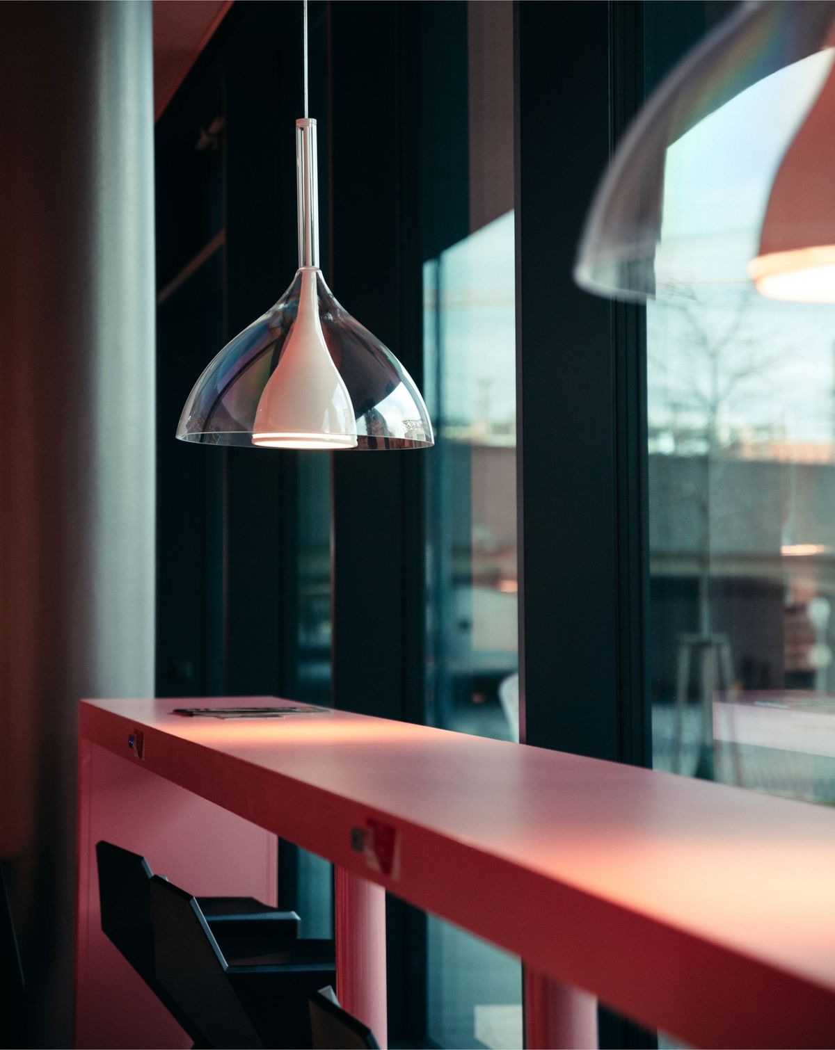 Moderne Hängeleuchte über Bartisch