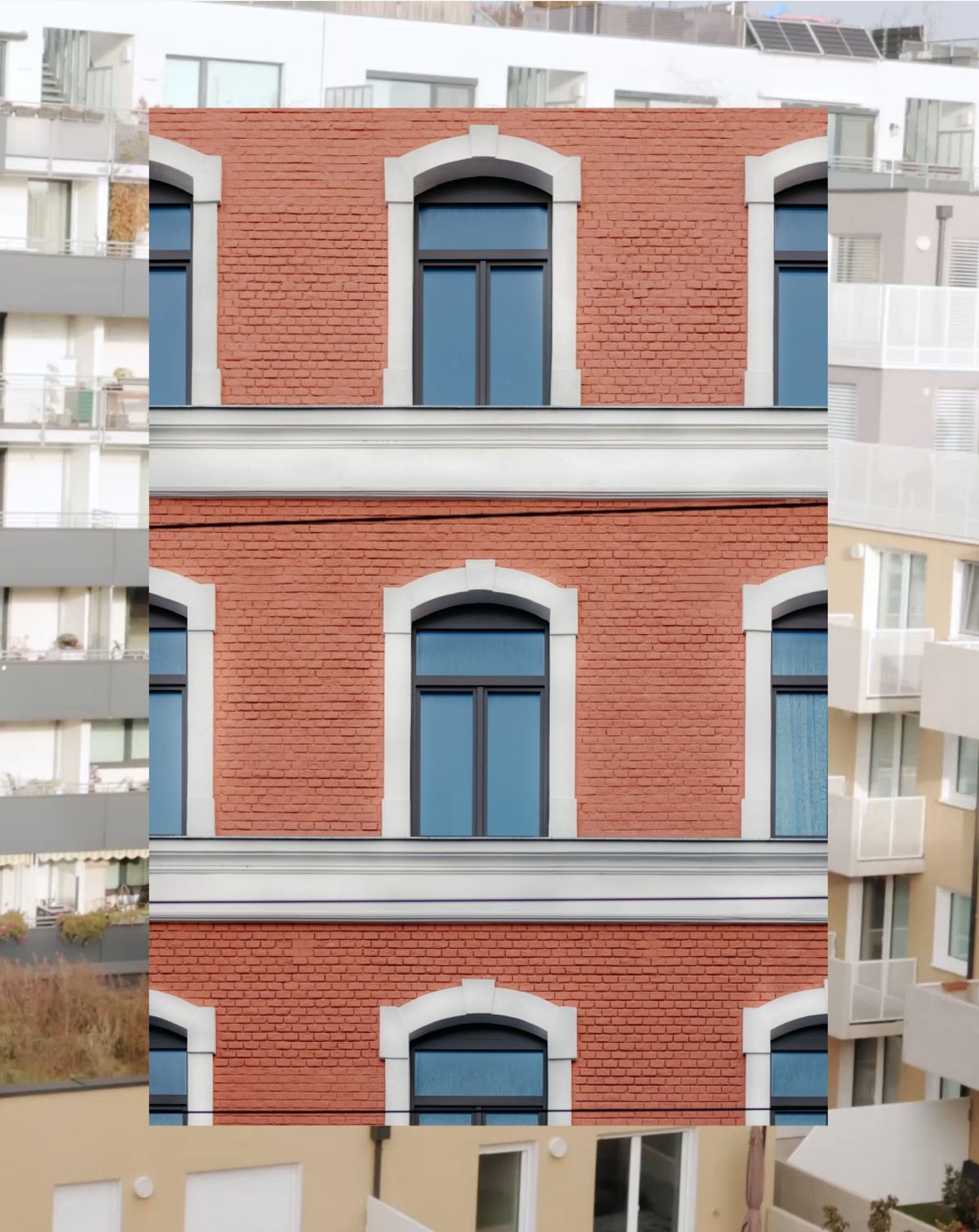 Sanierte Fassade mit roten Ziegeln