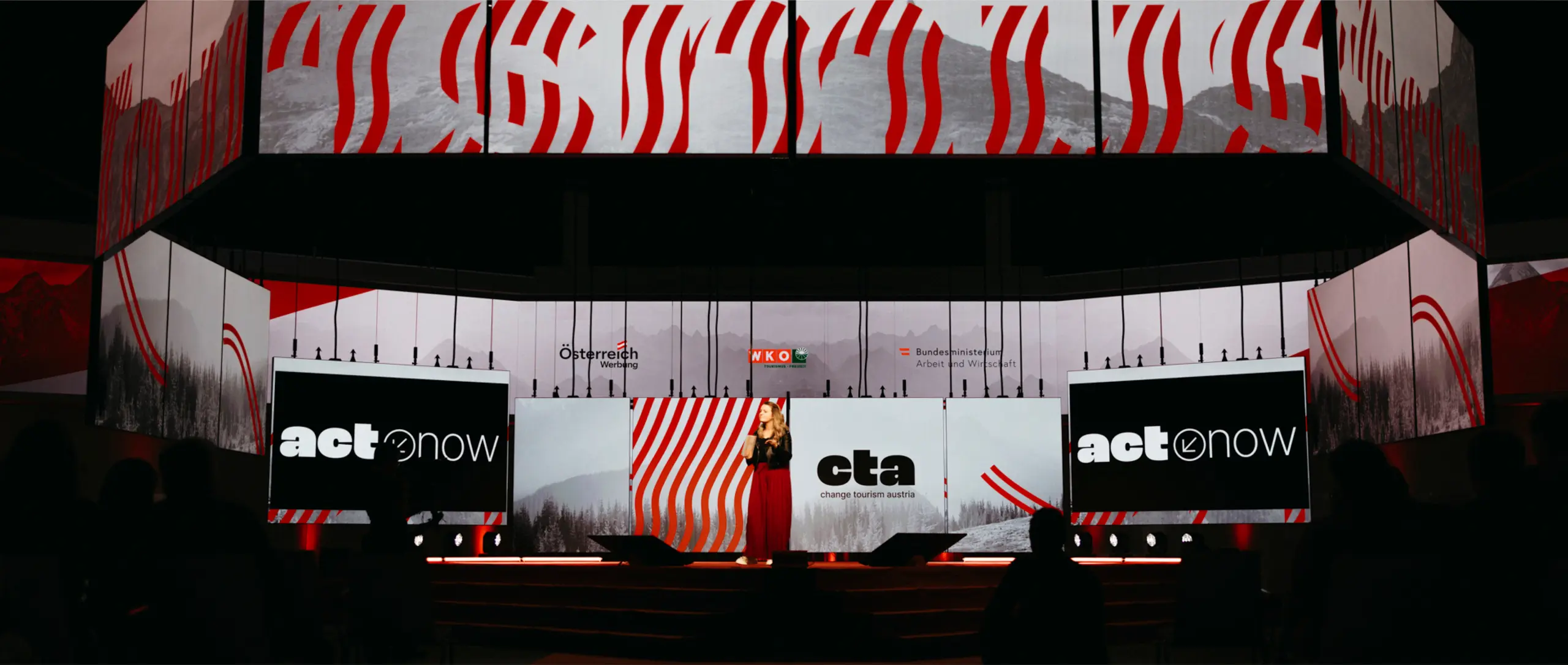 Bühnenbild mit CTA Branding bei Event